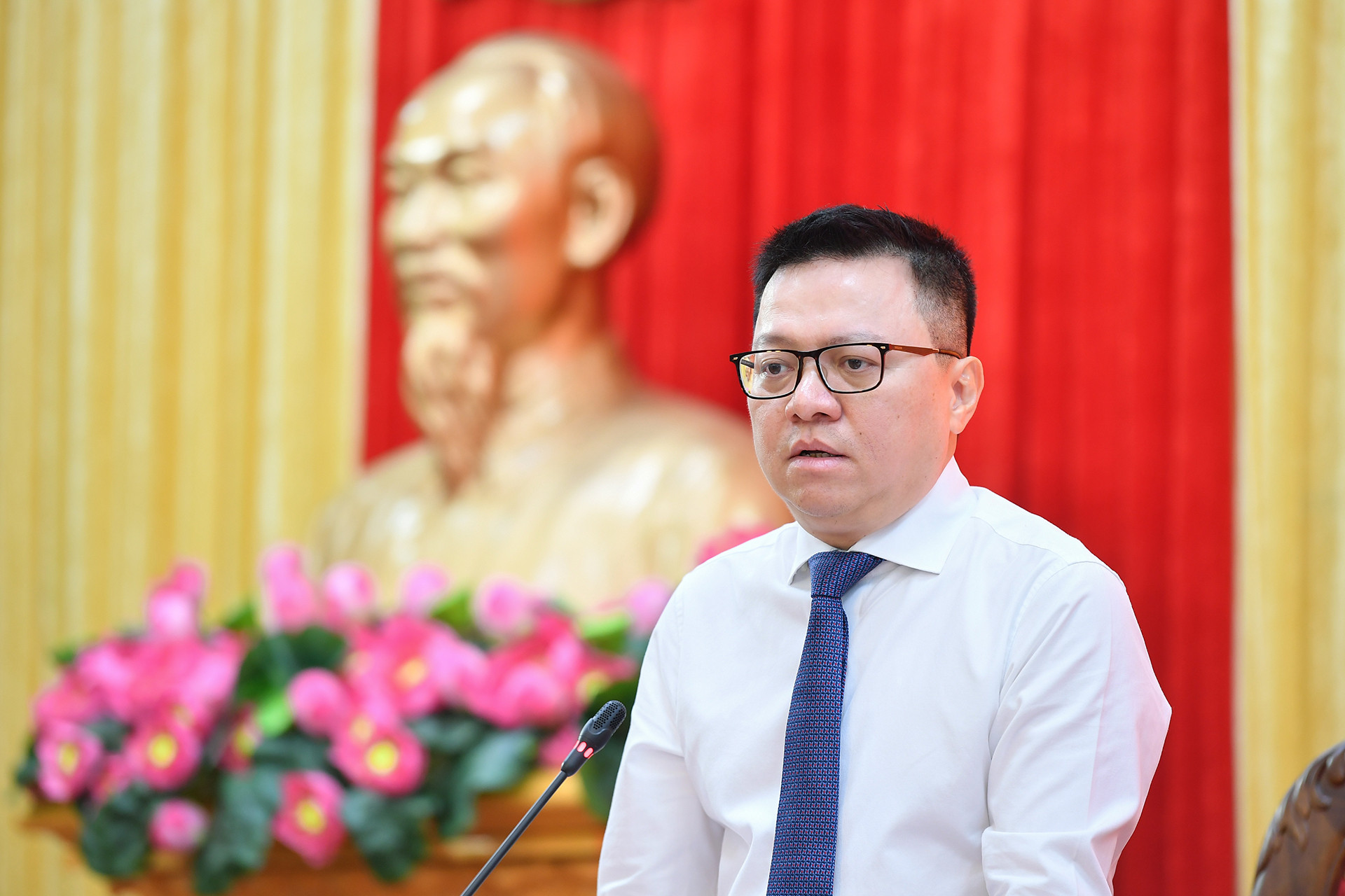 Đồng chí Lê Quốc Minh, Tổng Biên tập Báo Nhân Dân đã thông tin khái quát tình hình hoạt động của Báo Nhân Dân trong thời gian qua; khẳng định vai trò xung kích, tiên phong của Báo trong việc kịp thời thông tin các chủ trương, đường lối của Đảng, chính sách, pháp luật của Nhà nước, trở thành kênh thông tin quan trọng, giúp định hướng dư luận, tạo sự đồng thuận trong nhân dân... Đồng chí Lê Quốc Minh, Tổng Biên tập Báo Nhân Dân đã thông tin khái quát tình hình hoạt động của Báo Nhân Dân trong thời gian qua; khẳng định vai trò xung kích, tiên phong của Báo trong việc kịp thời thông tin các chủ trương, đường lối của Đảng, chính sách, pháp luật của Nhà nước, trở thành kênh thông tin quan trọng, giúp định hướng dư luận, tạo sự đồng thuận trong nhân dân...