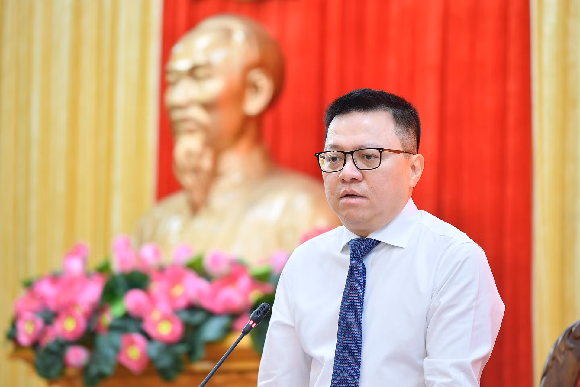 Đồng chí Lê Quốc Minh, Tổng Biên tập Báo Nhân Dân đã thông tin khái quát tình hình hoạt động của Báo Nhân Dân trong thời gian qua; khẳng định vai trò xung kích, tiên phong của Báo trong việc kịp thời thông tin các chủ trương, đường lối của Đảng, chính sách, pháp luật của Nhà nước, trở thành kênh thông tin quan trọng, giúp định hướng dư luận, tạo sự đồng thuận trong nhân dân...