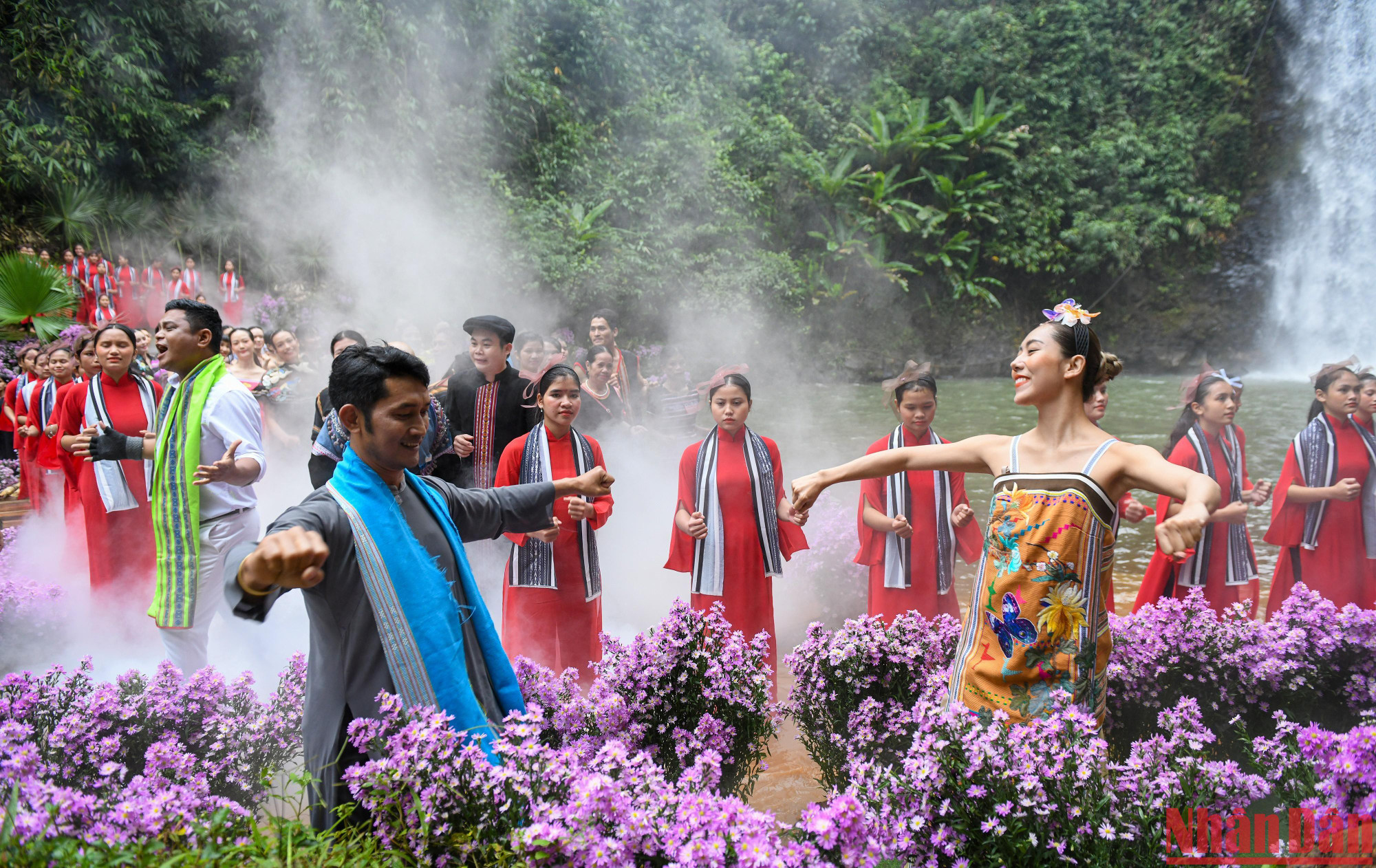 Chủ tịch Ủy ban nhân dân huyện Kon Plông Đặng Quang Hà, chia sẻ: Áo dài từ lâu đã là trang phục truyền thống và là nét văn hóa đặc trưng của dân tộc Việt Nam. Đây là lần đầu tiên bộ sưu tập áo dài trên nền vải thổ cẩm của nhà thiết kế thời trang Minh Hạnh và 10 nhà thiết kế nổi tiếng trong nước chính thức hội tụ tại Khu du lịch sinh thái thác Pa Sỹ tươi đẹp, hùng vĩ này sẽ khởi nguồn cho sự phát triển của thổ cẩm Tây Nguyên nói chung và thổ cẩm Kon Tum, Kon Plông nói riêng.