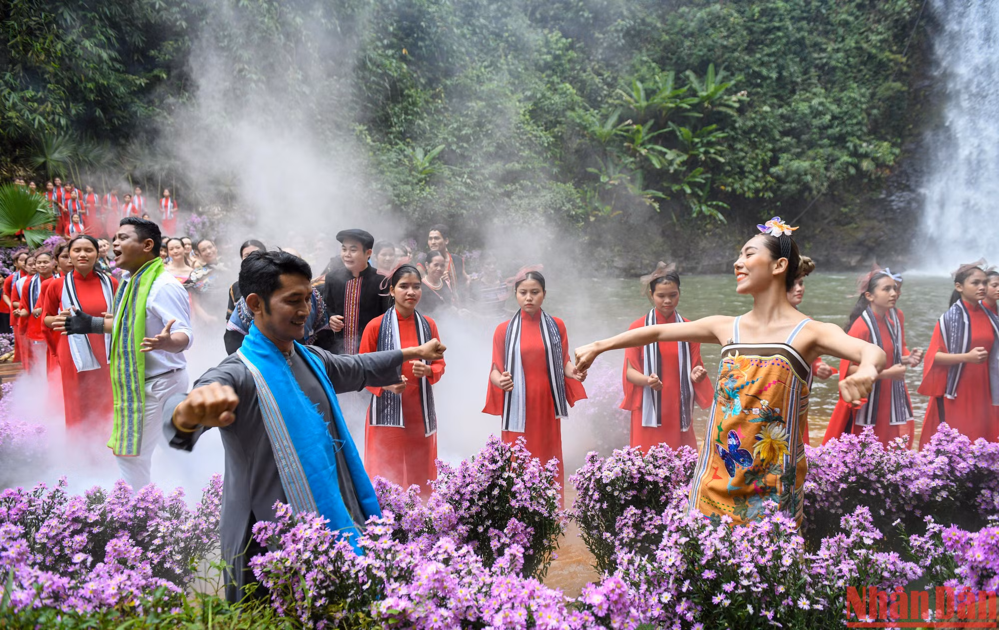 Chủ tịch Ủy ban nhân dân huyện Kon Plông Đặng Quang Hà, chia sẻ: Áo dài từ lâu đã là trang phục truyền thống và là nét văn hóa đặc trưng của dân tộc Việt Nam. Đây là lần đầu tiên bộ sưu tập áo dài trên nền vải thổ cẩm của nhà thiết kế thời trang Minh Hạnh và 10 nhà thiết kế nổi tiếng trong nước chính thức hội tụ tại Khu du lịch sinh thái thác Pa Sỹ tươi đẹp, hùng vĩ này sẽ khởi nguồn cho sự phát triển của thổ cẩm Tây Nguyên nói chung và thổ cẩm Kon Tum, Kon Plông nói riêng.