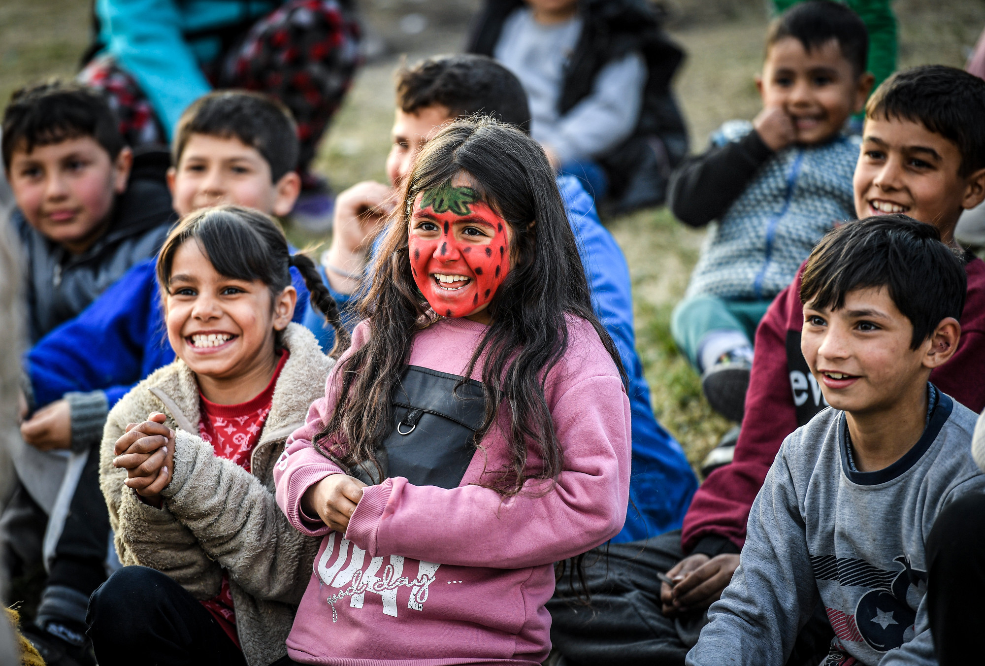Những nụ cười giòn tan của các em bé tại khu lều trại Gaziantep (Thổ Nhĩ Kỳ) khi xem tiết mục xiếc của ông.