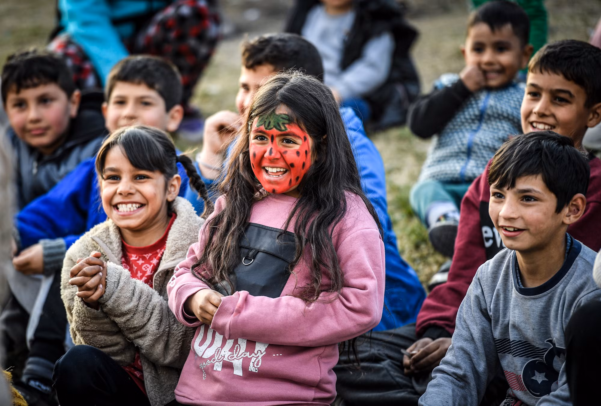 Những nụ cười giòn tan của các em bé tại khu lều trại Gaziantep (Thổ Nhĩ Kỳ) khi xem tiết mục xiếc của ông. Những nụ cười giòn tan của các em bé tại khu lều trại Gaziantep (Thổ Nhĩ Kỳ) khi xem tiết mục xiếc của ông.