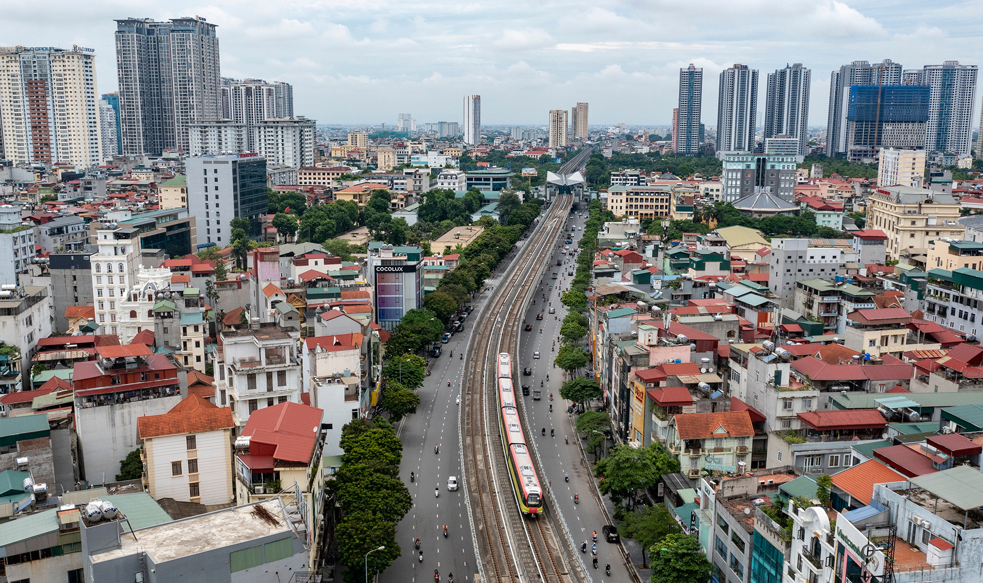 So với các ga khác, ga Cầu Giấy khá "đặc biệt" khi nằm ở nút giao thông đặc biệt quan trọng. Đây cũng là ga có số lượng cầu thang nhiều nhất, vừa thuận tiện cho việc di chuyển cũng như bảo đảm an toàn thoát hiểm khi có sự cố xảy ra.