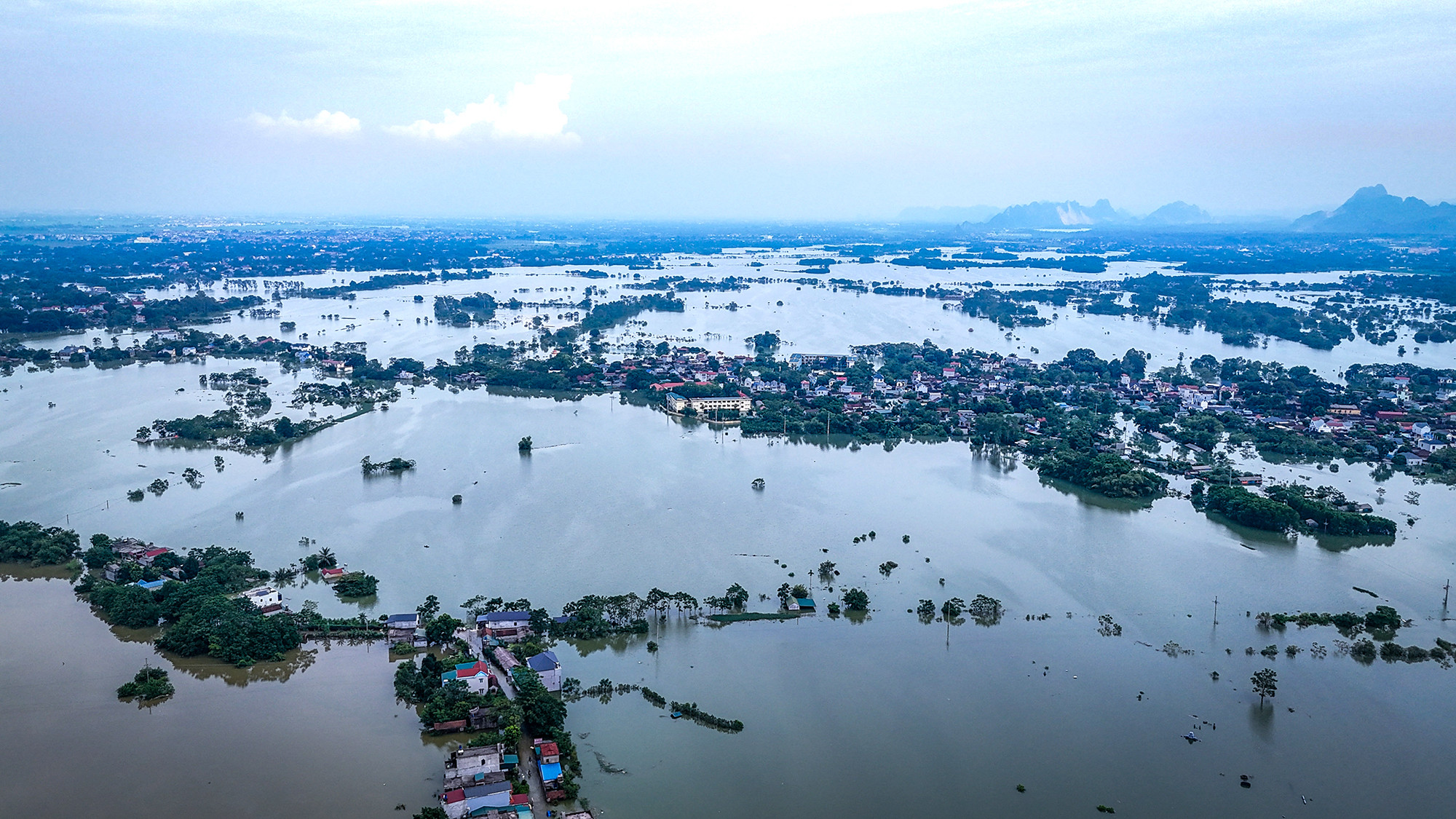 Ghi nhận của phóng viên, dù 5 ngày qua, khu vực Hà Nội không có mưa lớn nhưng nhiều tuyến đường làng, ngõ xóm và nhà dân vẫn chìm sâu trong biển nước, có chỗ ngập đến 2m. Ghi nhận của phóng viên, dù 5 ngày qua, khu vực Hà Nội không có mưa lớn nhưng nhiều tuyến đường làng, ngõ xóm và nhà dân vẫn chìm sâu trong biển nước, có chỗ ngập đến 2m.