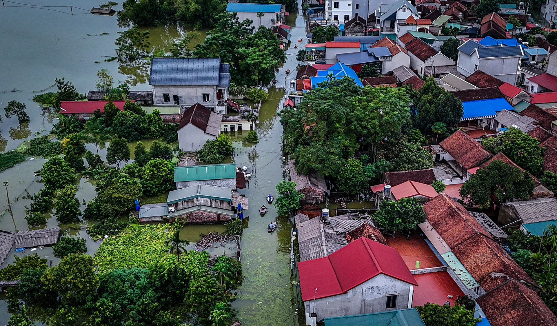 Các tuyến đường liên thôn đều ngập sâu... Các tuyến đường liên thôn đều ngập sâu...