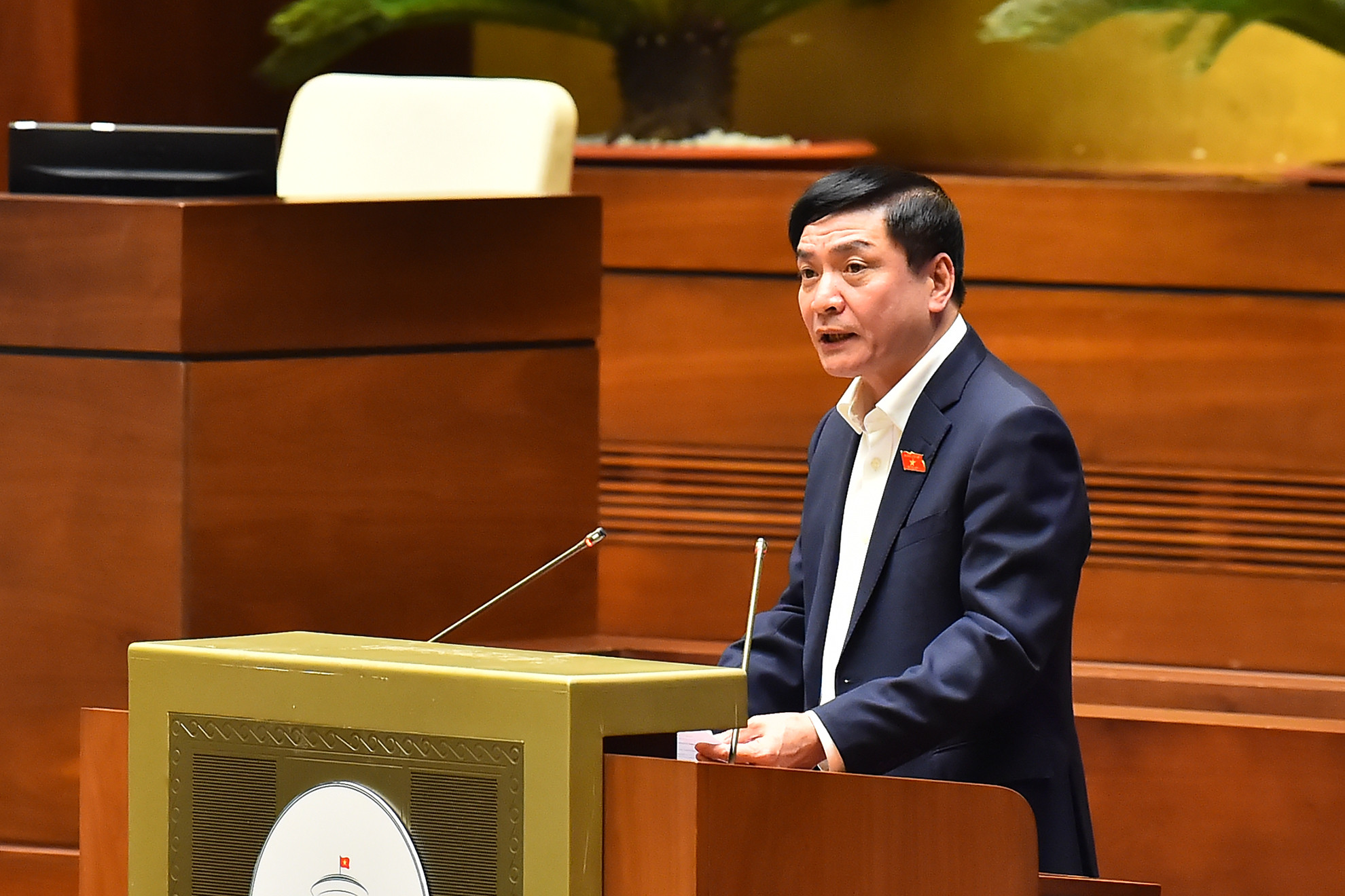 Chiều 7/1, Tổng Thư ký Quốc hội, Chủ nhiệm Văn phòng Quốc hội Bùi Văn Cường trình bày Tờ trình điều chỉnh Chương trình Kỳ họp bất thường lần thứ 2. Theo đó, Quốc hội xem xét, quyết định việc chuyển nguồn kinh phí công tác phòng, chống dịch Covid-19 năm 2021 của các địa phương sang niên độ ngân sách năm 2022 (Quyết định của Quốc hội về nội dung này sẽ được thể hiện trong dự thảo Nghị quyết về việc điều chỉnh kế hoạch vốn vay lại năm 2022 của các địa phương, bổ sung dự toán chi thường xuyên năm 2021 nguồn vốn viện trợ không hoàn lại của nước ngoài và điều chỉnh dự toán kinh phí chưa sử dụng hết năm 2021 của Tổng cục Thuế và Tổng cục Hải quan).