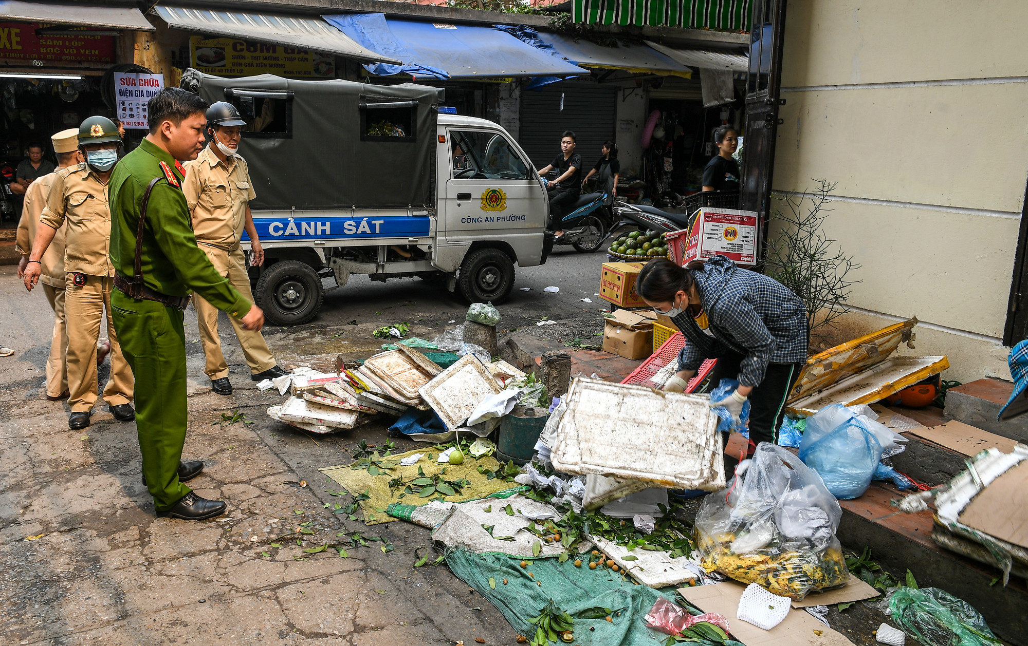 Hằng ngày, tại các khu vực này, vẫn còn xảy ra tình trạng người dân, các hộ kinh doanh, người bán hàng rong lấn chiếm lòng đường, vỉa hè để kinh doanh buôn bán gây mất an toàn giao thông, vệ sinh môi trường, mỹ quan đô thị. Do đặc thù vị trí nằm giáp ranh địa giới hành chính nên việc duy trì triệt để là rất khó khăn. Hằng ngày, tại các khu vực này, vẫn còn xảy ra tình trạng người dân, các hộ kinh doanh, người bán hàng rong lấn chiếm lòng đường, vỉa hè để kinh doanh buôn bán gây mất an toàn giao thông, vệ sinh môi trường, mỹ quan đô thị. Do đặc thù vị trí nằm giáp ranh địa giới hành chính nên việc duy trì triệt để là rất khó khăn.