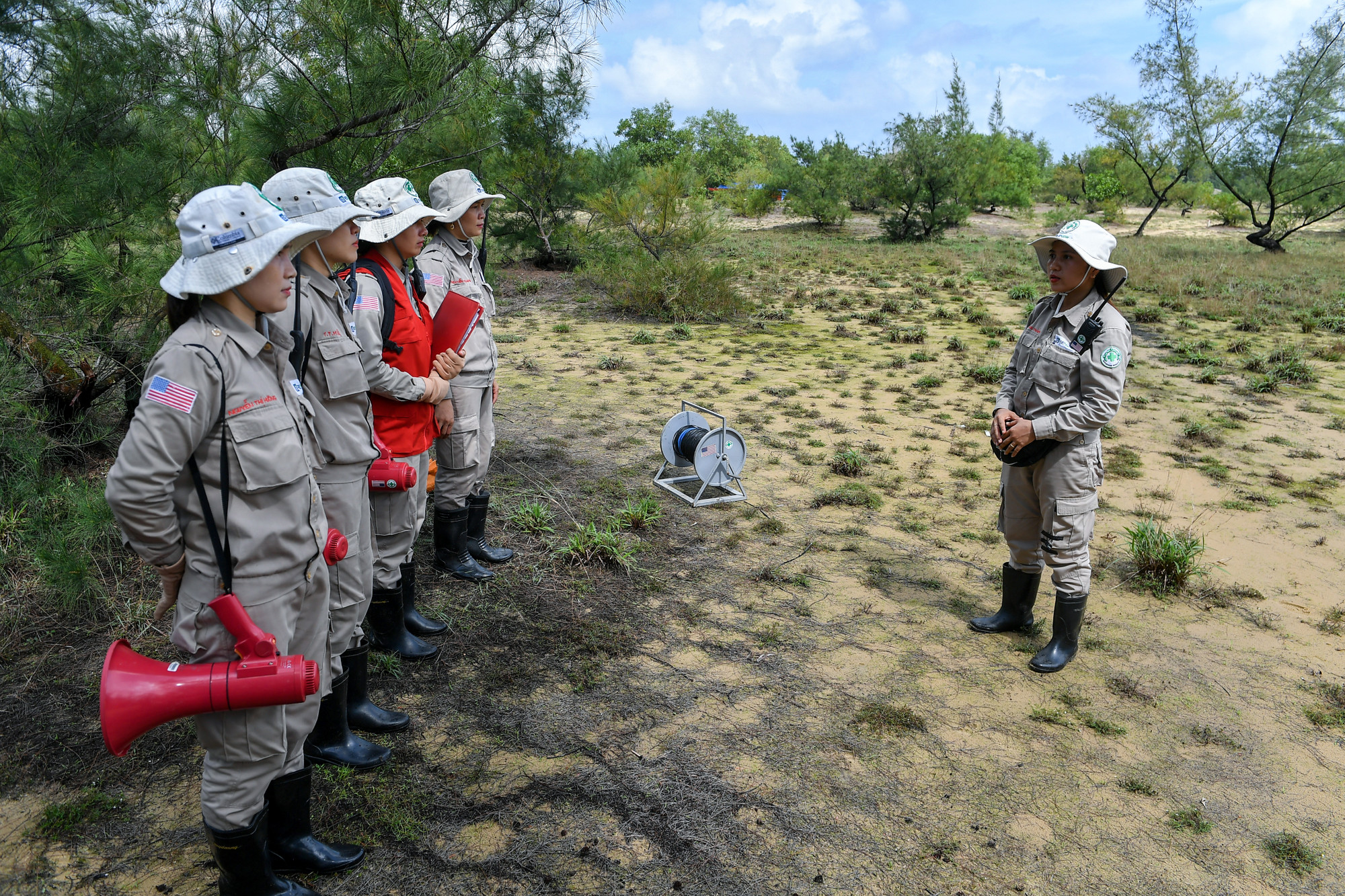 Công tác hủy nổ sẽ được tiến hành vào cuối mỗi ngày làm việc. Lúc này, nữ đội trưởng sẽ họp toàn đội, phổ biến các nguyên tắc an toàn và phân công nhiệm vụ cụ thể cho từng người.