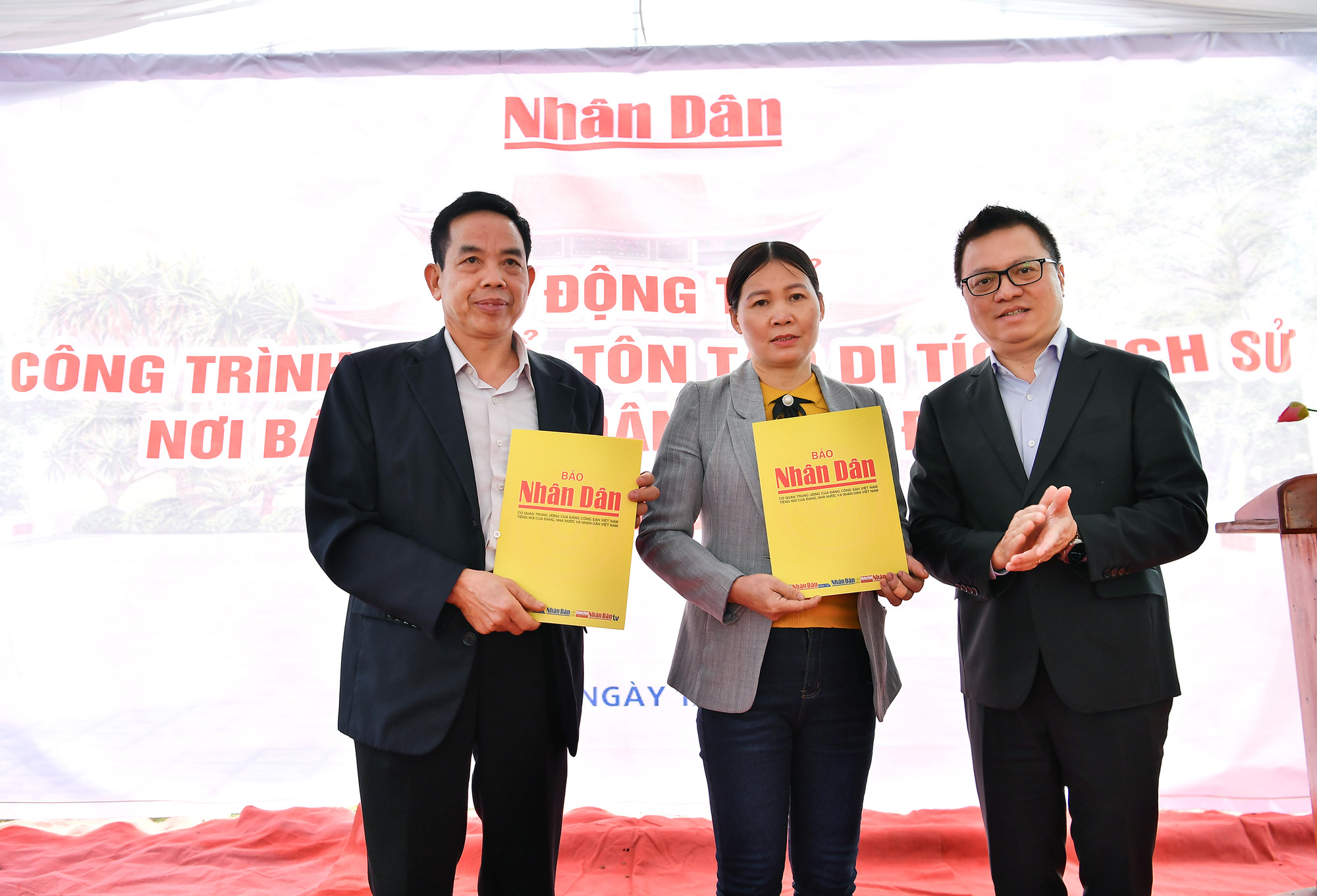 Báo Nhân Dân tặng quà cho xã Quy Kỳ và thôn Khuôn Nhà.