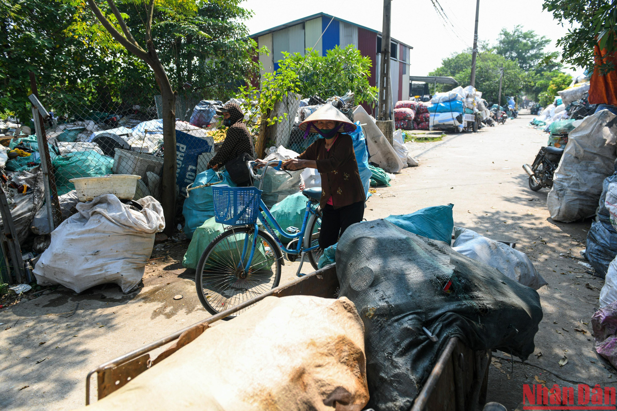 Đường liên thôn chật cứng phế liệu.