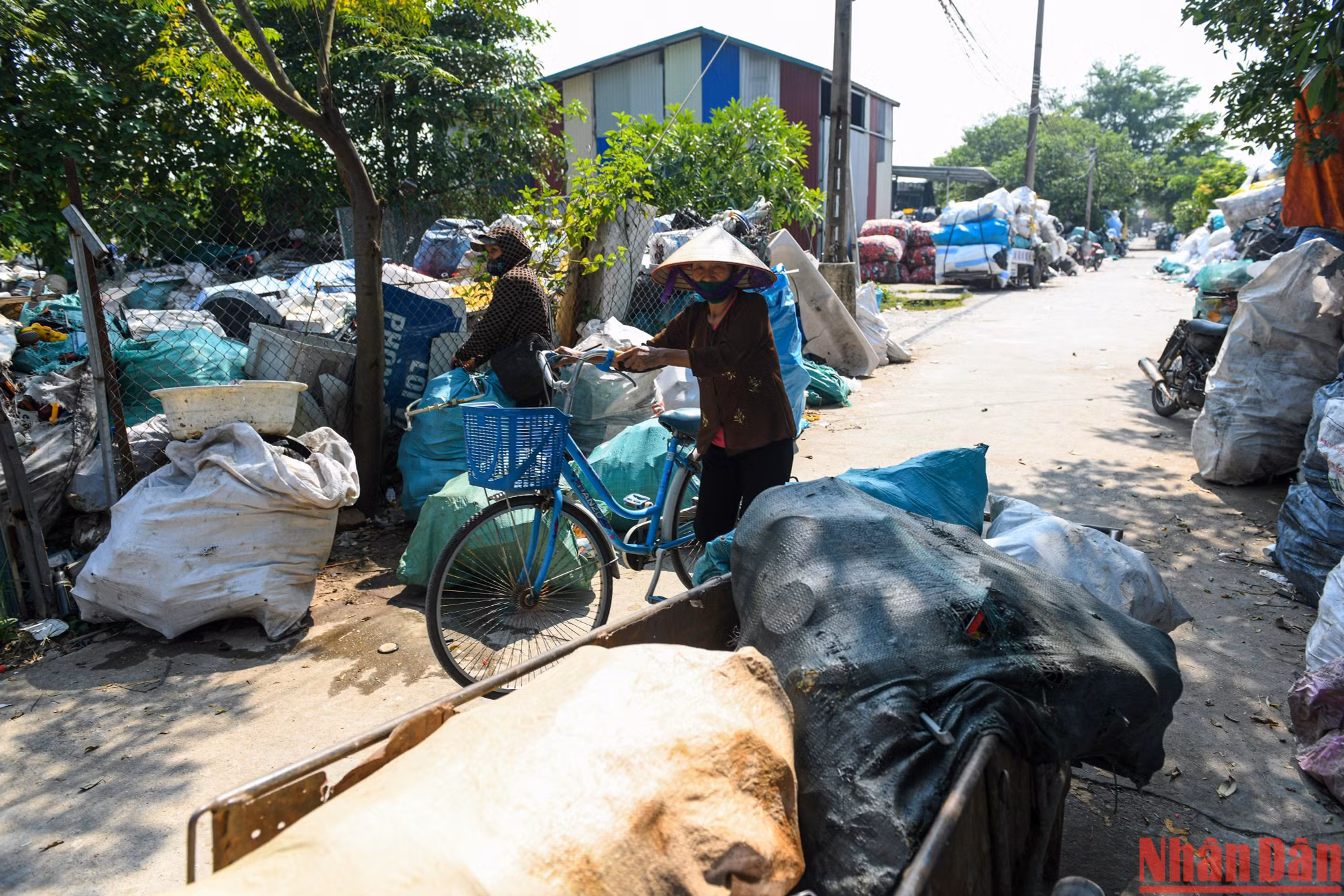 Đường liên thôn chật cứng phế liệu. Đường liên thôn chật cứng phế liệu.