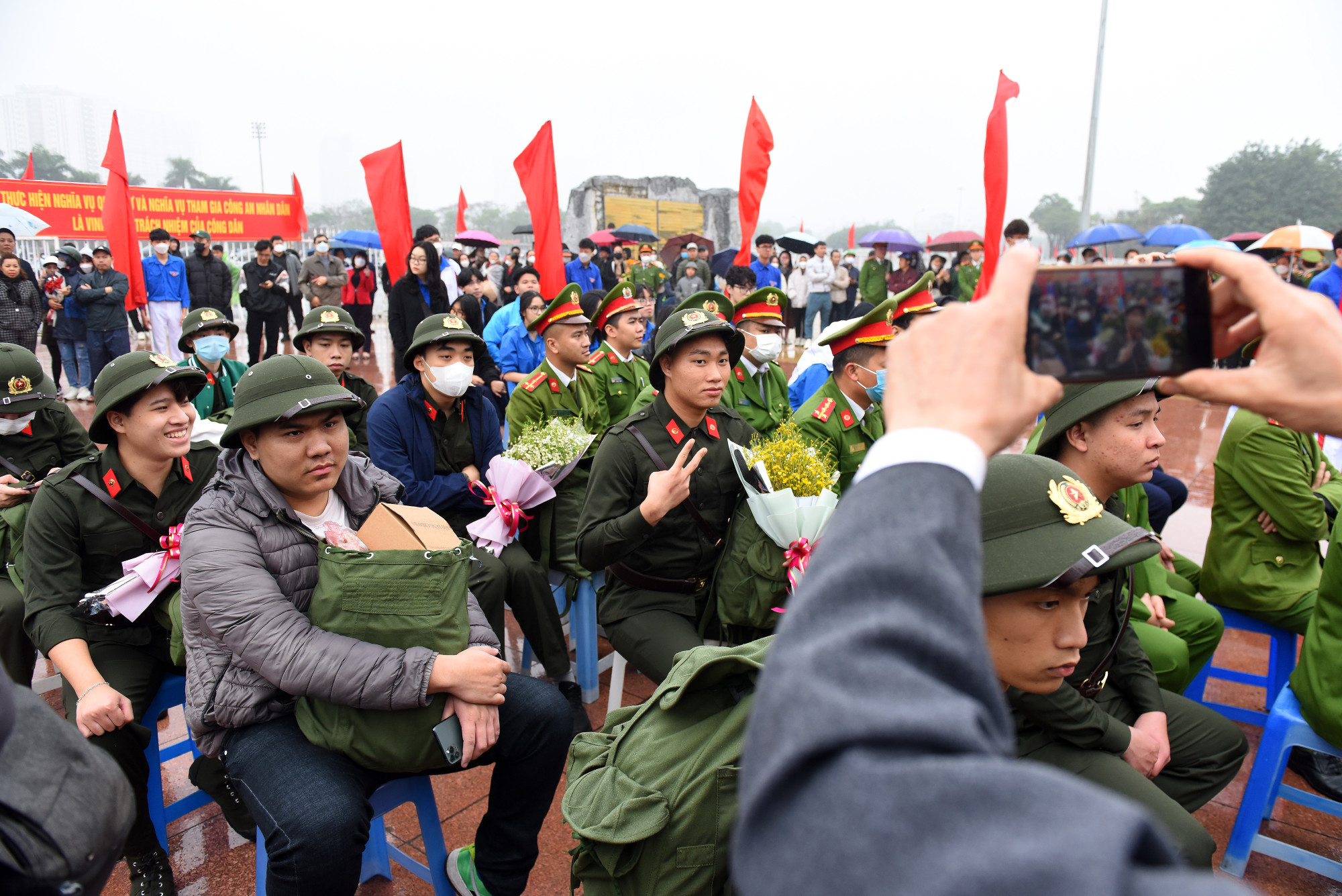 Đặc biệt, trong số này có tới 33 nam thanh niên (chiếm 50% chỉ tiêu được giao) viết đơn tình nguyện xin tham gia nhập ngũ.