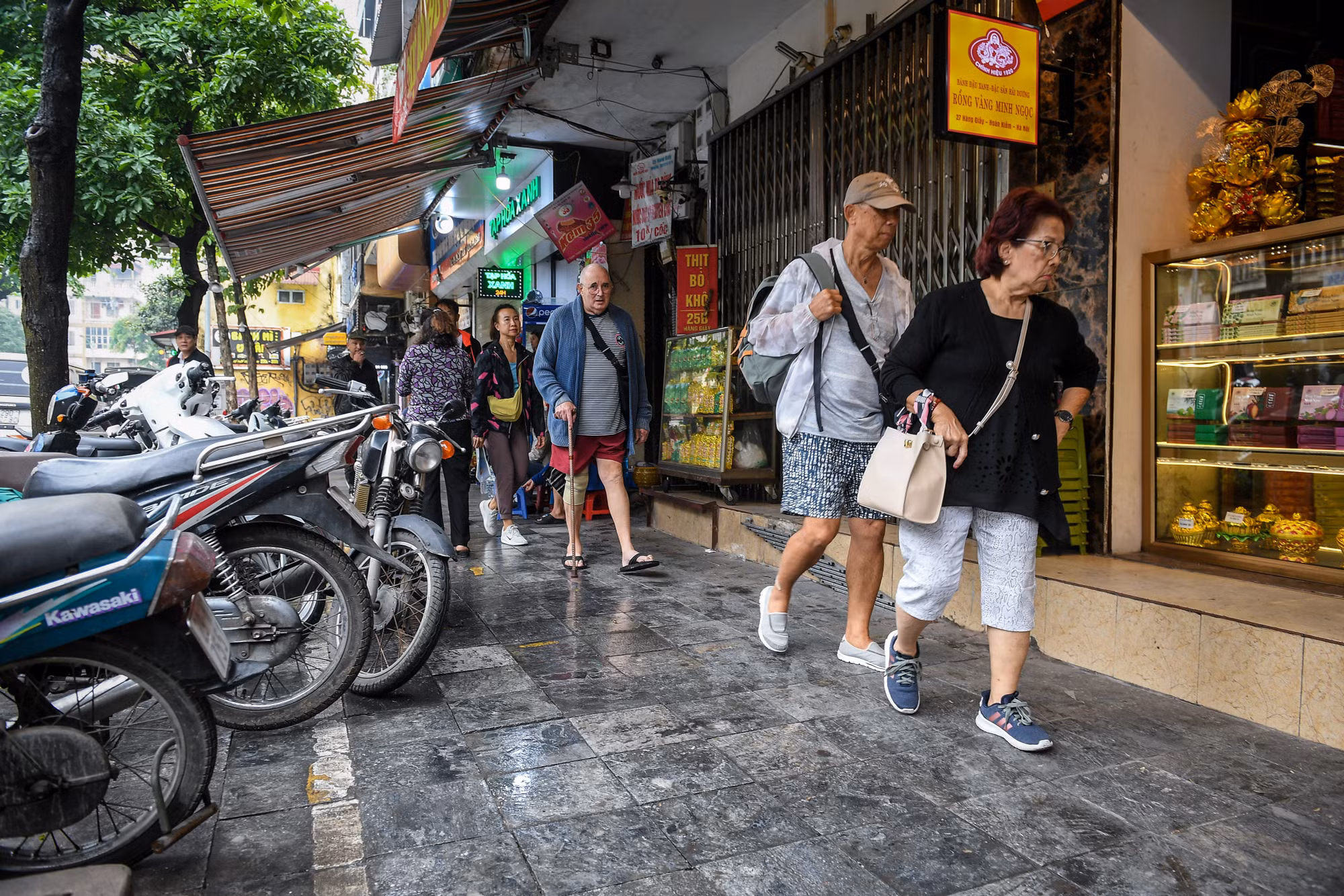 Theo Thượng úy Phạm Nhật Anh, cán bộ Công an phường Lý Thái Tổ, thời gian qua, Công an phường Lý Thái Tổ nói riêng, Công an quận Hoàn Kiếm nói chung đã thường xuyên ra quân lập lại trật tự đô thị. Sau một thời gian, ý thức của các hộ dân kinh doanh từ mặt phố cho đến trong ngõ đều có chuyển biến tích cực.