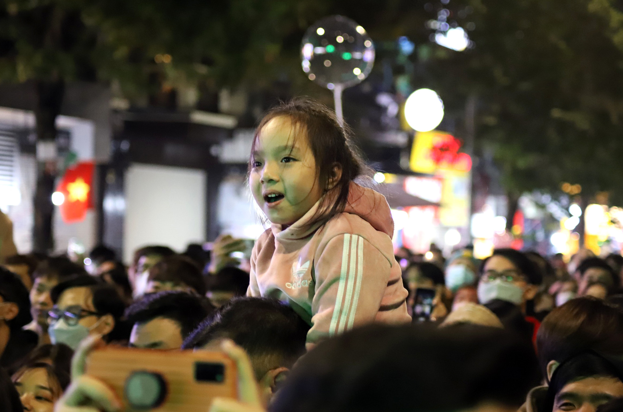 Nhiều bạn nhỏ được bố mẹ cho đi đón năm mới 2023. (Ảnh: NHẬT QUANG)