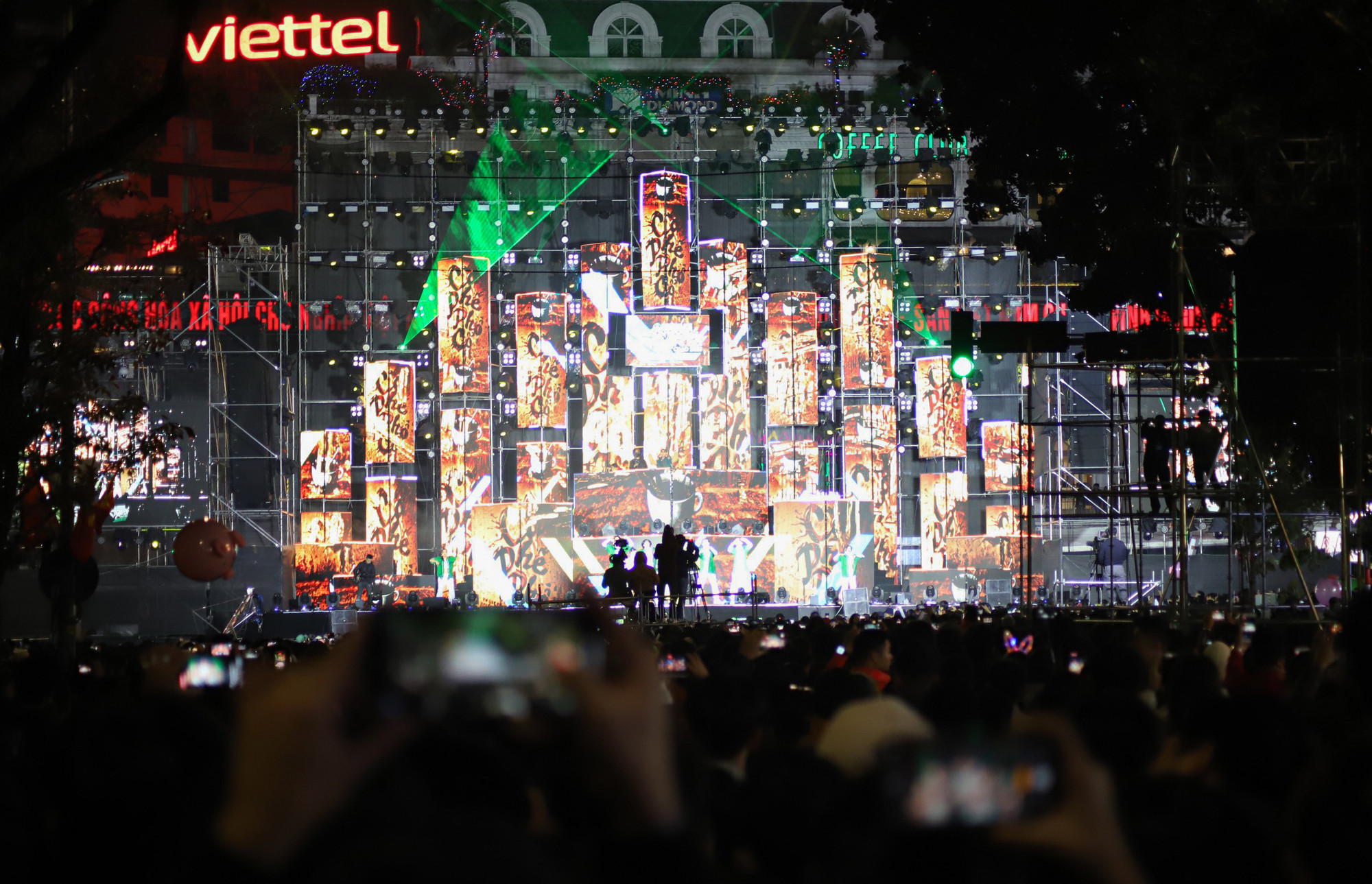 Sân khấu hoành tráng chào đón năm mới. (Ảnh: NHẬT QUANG)