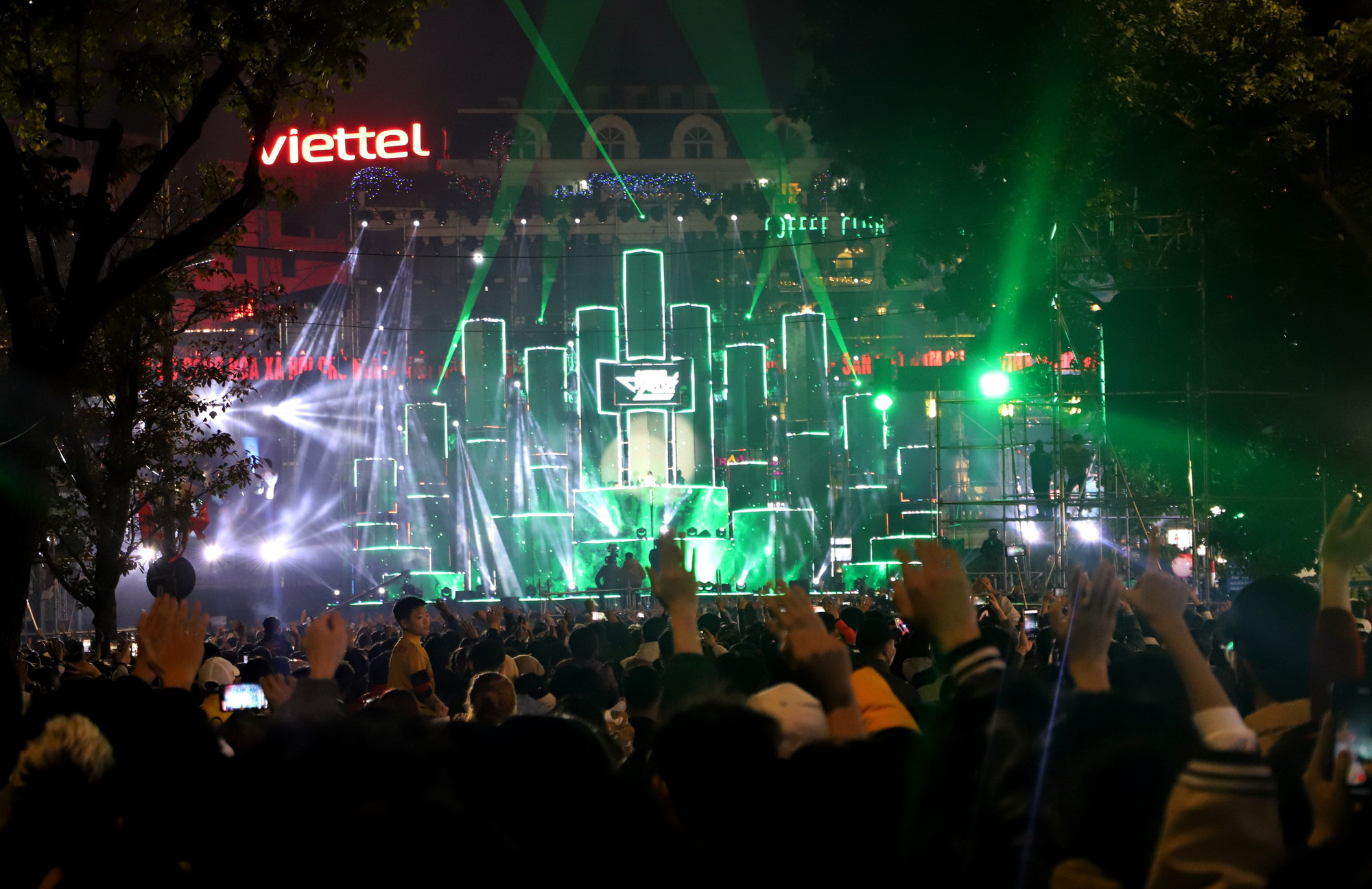 9 giờ tối không khí sôi động đã bắt đầu nóng lên tại khu Quảng trường Đông Kinh Nghĩa Thục. (Ảnh: NHẬT QUANG)