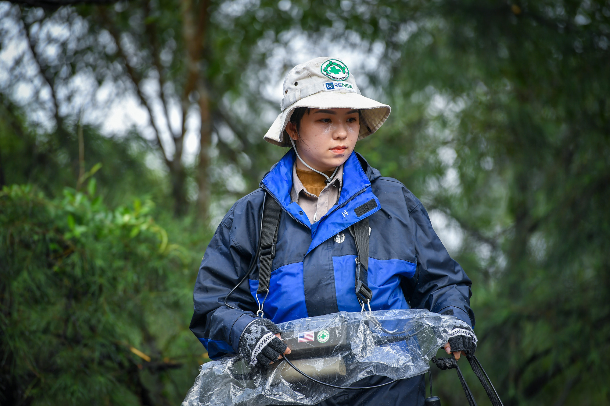 "Em út" Võ Thị Hằng làm việc dưới trời mưa trên cánh đồng cát xã Gio Hải.