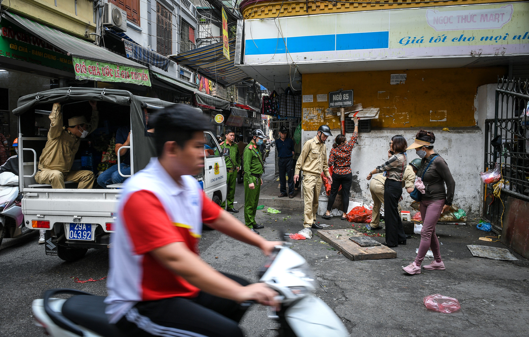 Tại ngõ 85 Khương Thượng - khu vực giáp ranh phường Ngã Tư Sở, tình trạng chiếm dụng vỉa hè cũng vẫn còn tồn tại. Lực lượng chức năng đã kiên quyết tịch thu và xử lý các trường hợp vi phạm này. Tại ngõ 85 Khương Thượng - khu vực giáp ranh phường Ngã Tư Sở, tình trạng chiếm dụng vỉa hè cũng vẫn còn tồn tại. Lực lượng chức năng đã kiên quyết tịch thu và xử lý các trường hợp vi phạm này.