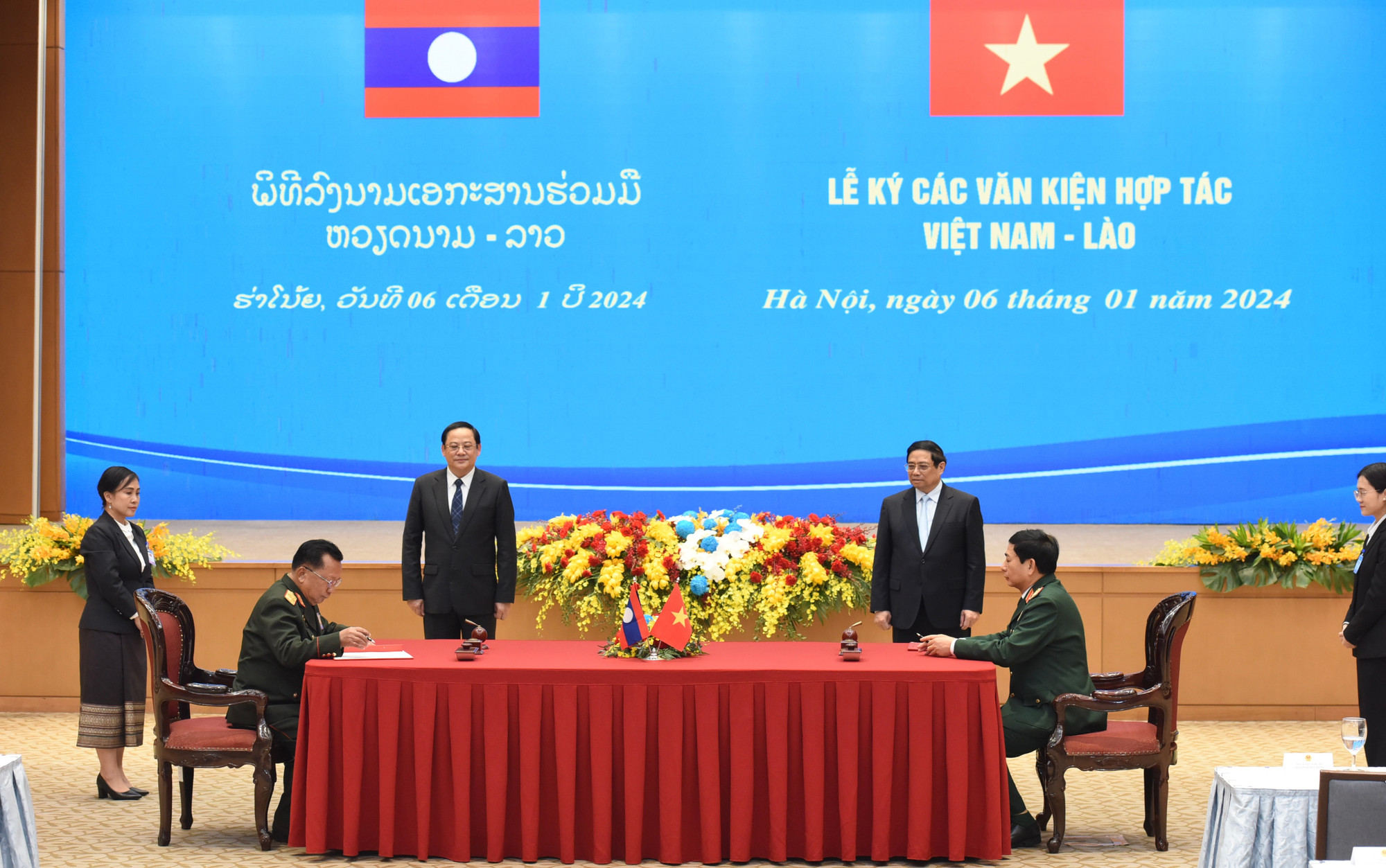 Thủ tướng Phạm Minh Chính và Thủ tướng nước Cộng hòa Dân chủ Nhân dân Lào Sonexay Siphandone chứng kiến Lễ ký kết văn kiện hợp tác Nghị định thư hợp tác biên phòng giữa Bộ Quốc phòng nước Cộng hòa xã hội chủ nghĩa Việt Nam và Bộ Quốc phòng nước Cộng hòa Dân chủ Nhân dân Lào.