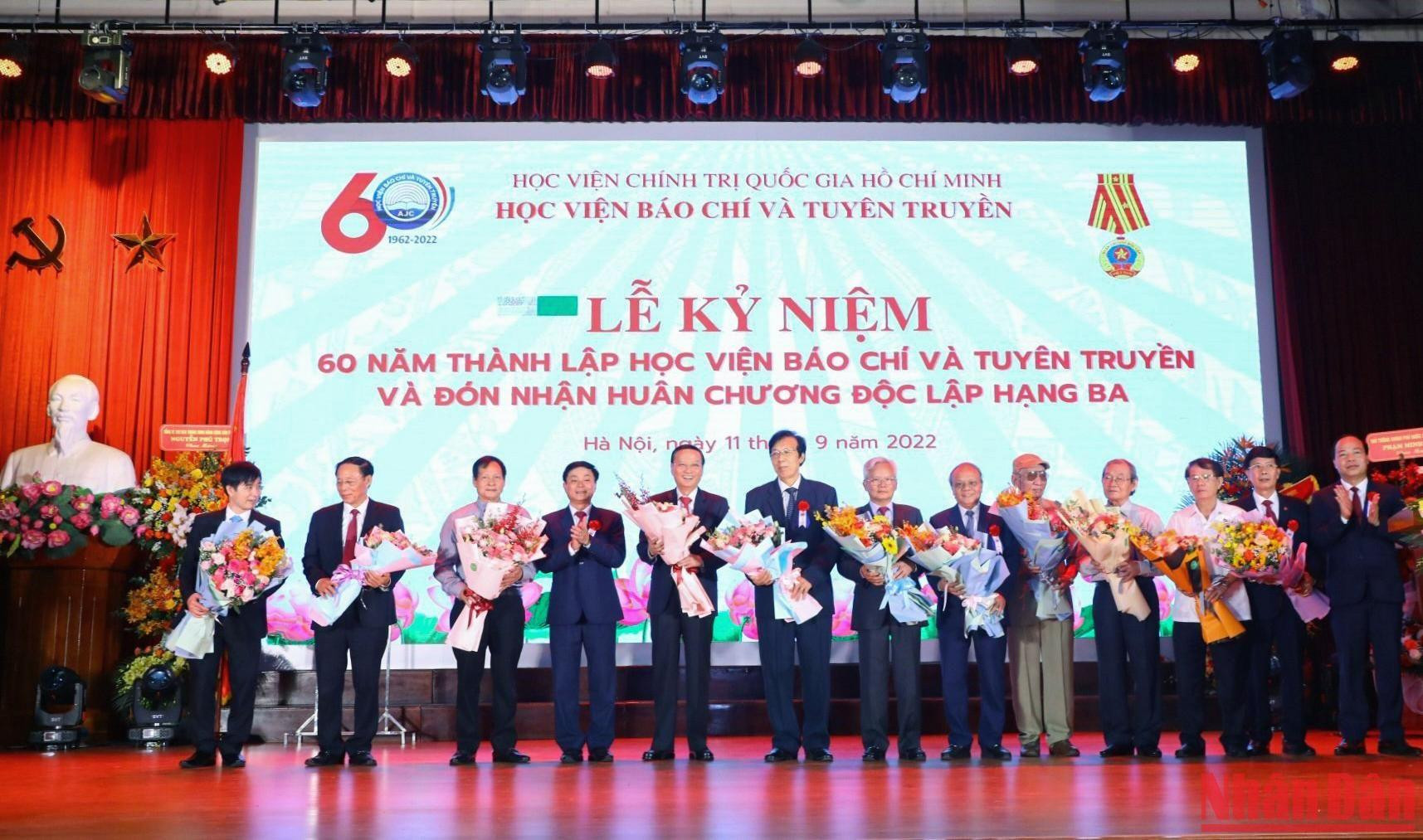 Tặng hoa tri ân các đồng chí nguyên lãnh đạo Học viện tại buổi lễ. Tặng hoa tri ân các đồng chí nguyên lãnh đạo Học viện tại buổi lễ.