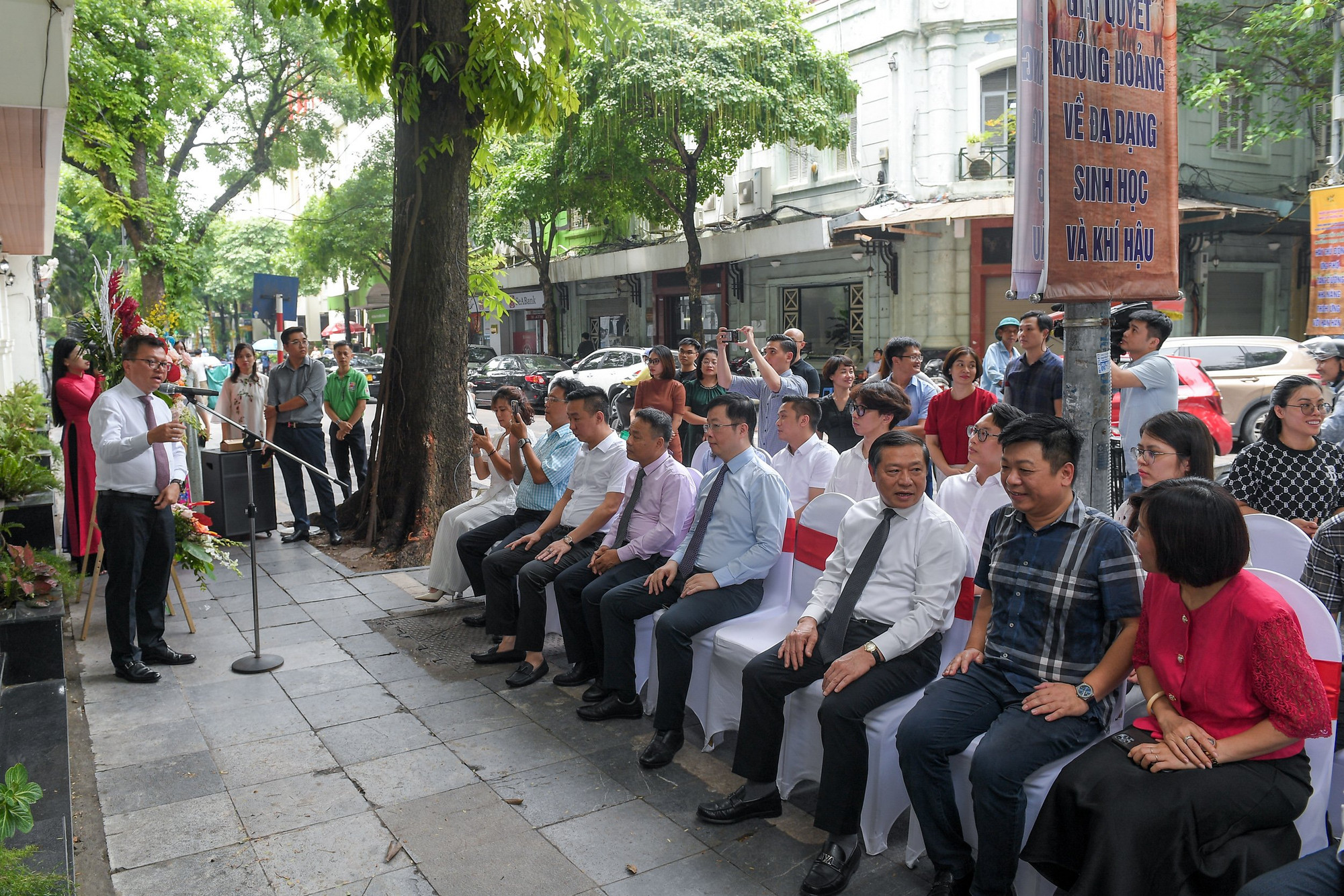 Tham dự buổi lễ có các đồng chí: Lại Xuân Môn, Ủy viên Trung ương Đảng, Phó Trưởng Ban Thường trực Ban Tuyên Giáo Trung ương; Lê Quốc Minh, Ủy viên Trung ương Đảng, Tổng Biên tập Báo Nhân Dân, Phó Trưởng Ban Tuyên giáo Trung ương, Chủ tịch Hội Nhà báo Việt Nam; Nguyễn Thanh Lâm, Thứ trưởng Thông tin và Truyền thông; Quế Đình Nguyên, Phó Tổng Biên tập Báo Nhân Dân; Đinh Như Hoan, Phó Tổng Biên tập Báo Nhân Dân.