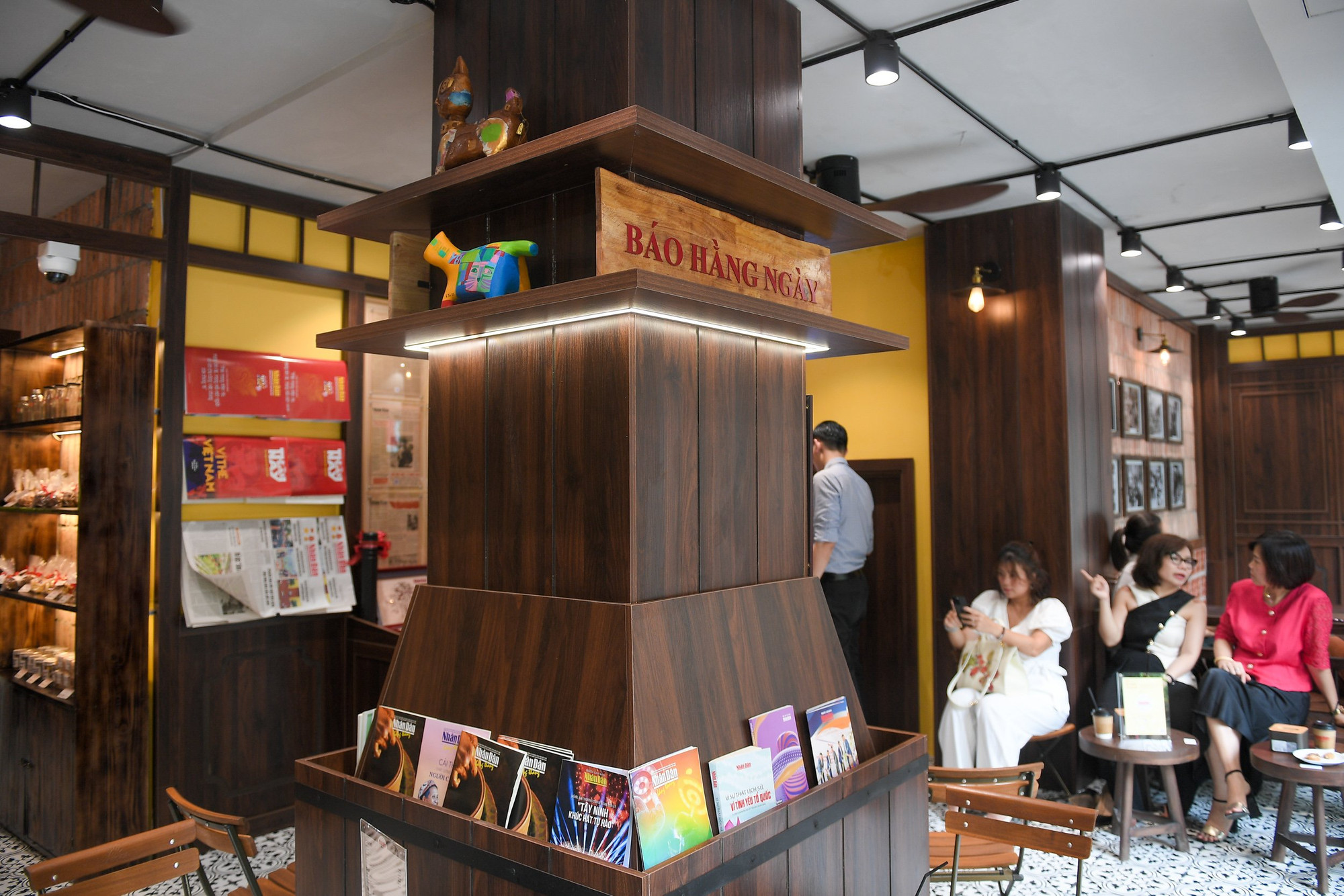 Không gian trưng bày, trải nghiệm, và giới thiệu sản phẩm của Báo Nhân Dân tại kiot số 71 phố Hàng Trống, Hà Nội.