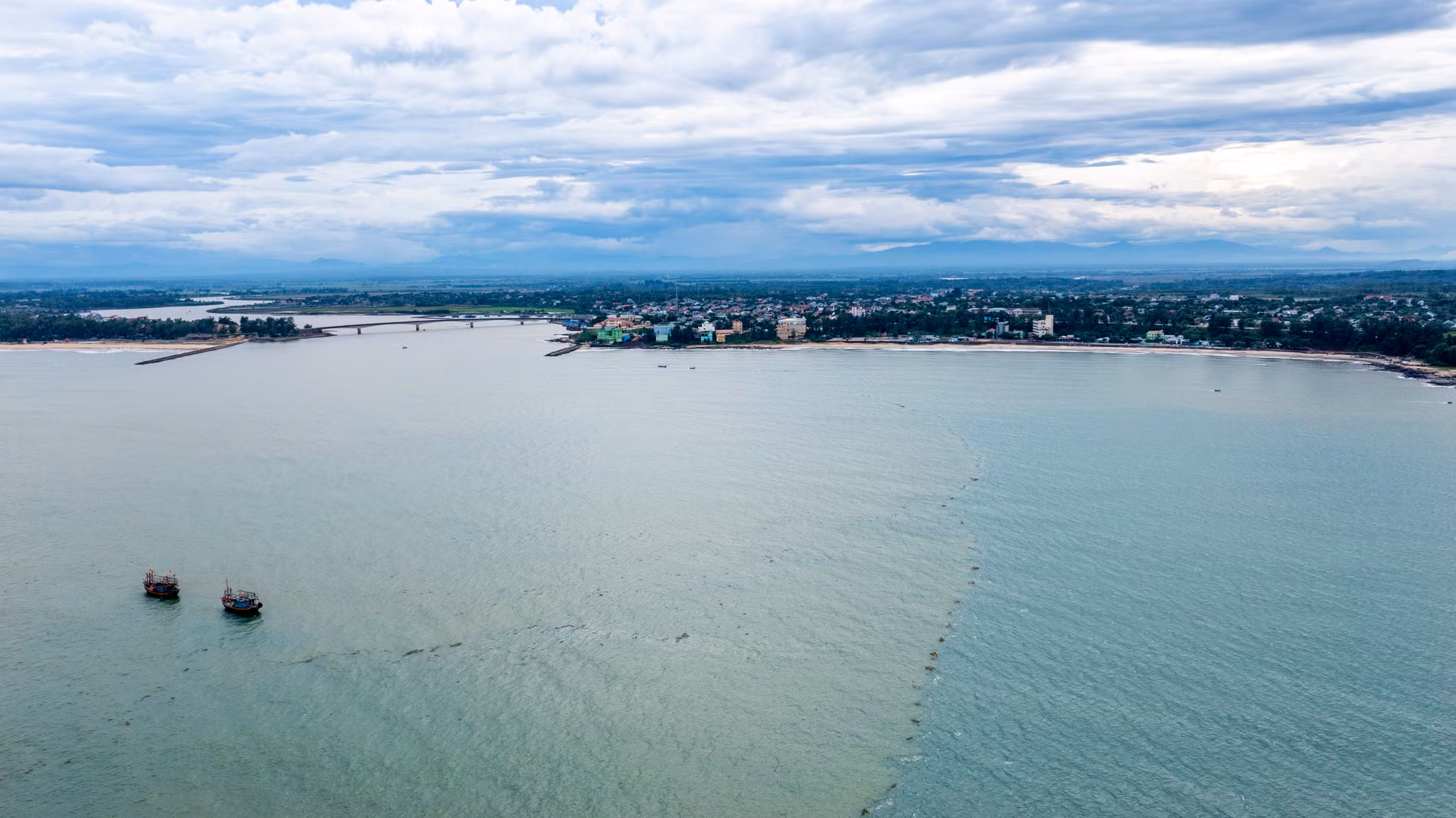 Toàn cảnh biển Cửa Tùng nhìn từ trên cao...