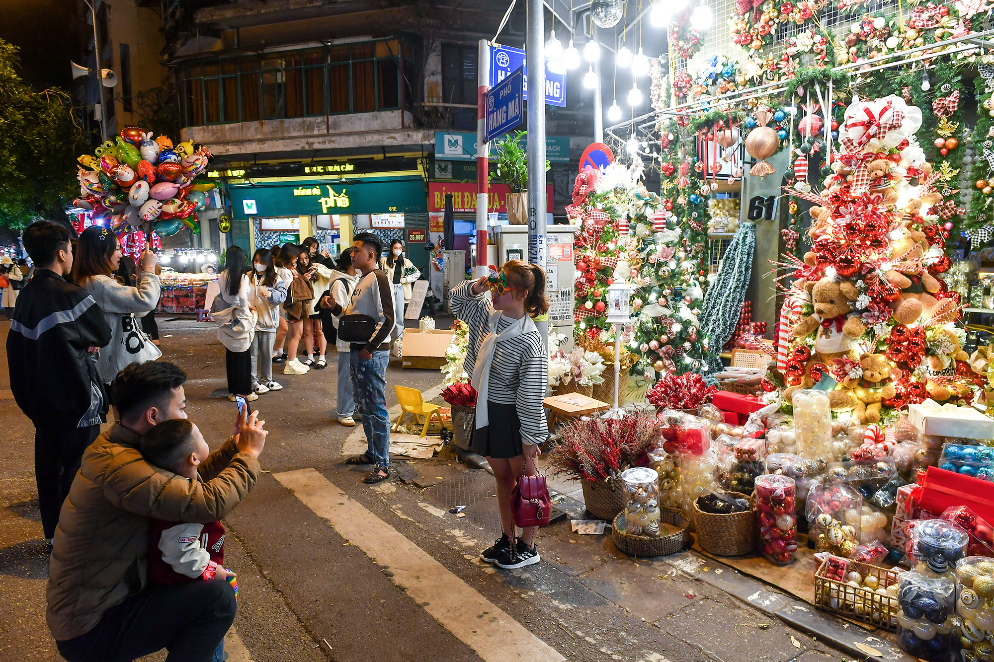 Bất kỳ góc phố nào cũng có thể tạo nên những khuôn hình đẹp cho các bạn trẻ check-in.