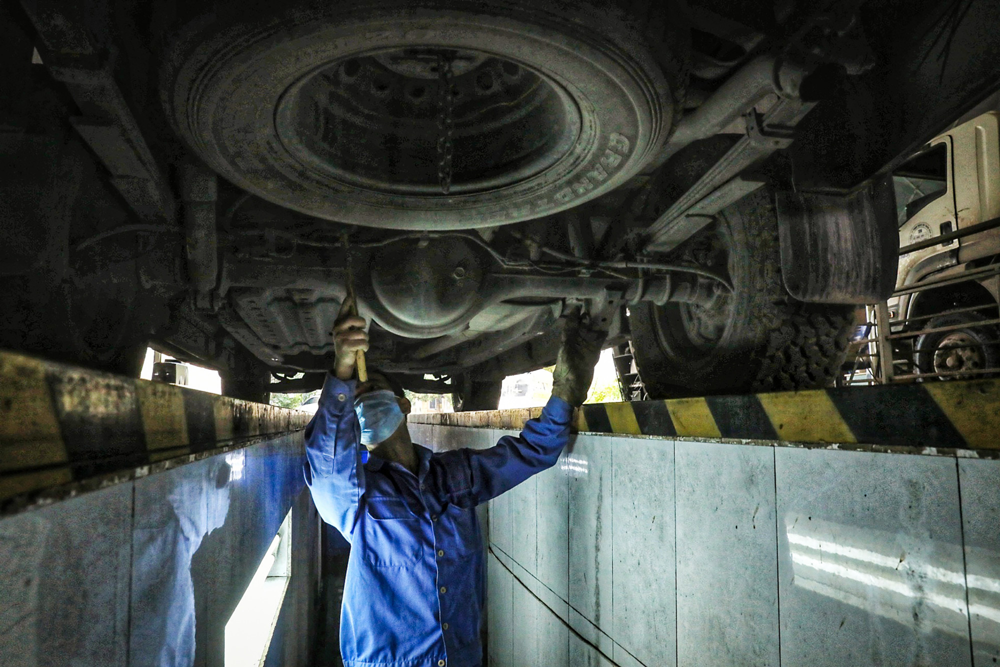 Kiểm định viên kiểm tra gầm bệ phương tiện giao thông. Kiểm định viên kiểm tra gầm bệ phương tiện giao thông.