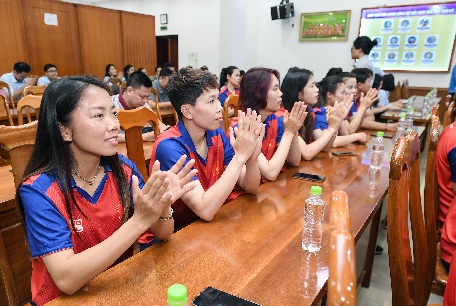Niềm vui của các cô gái Vàng của bóng đá nữ Việt Nam. Niềm vui của các cô gái Vàng của bóng đá nữ Việt Nam.