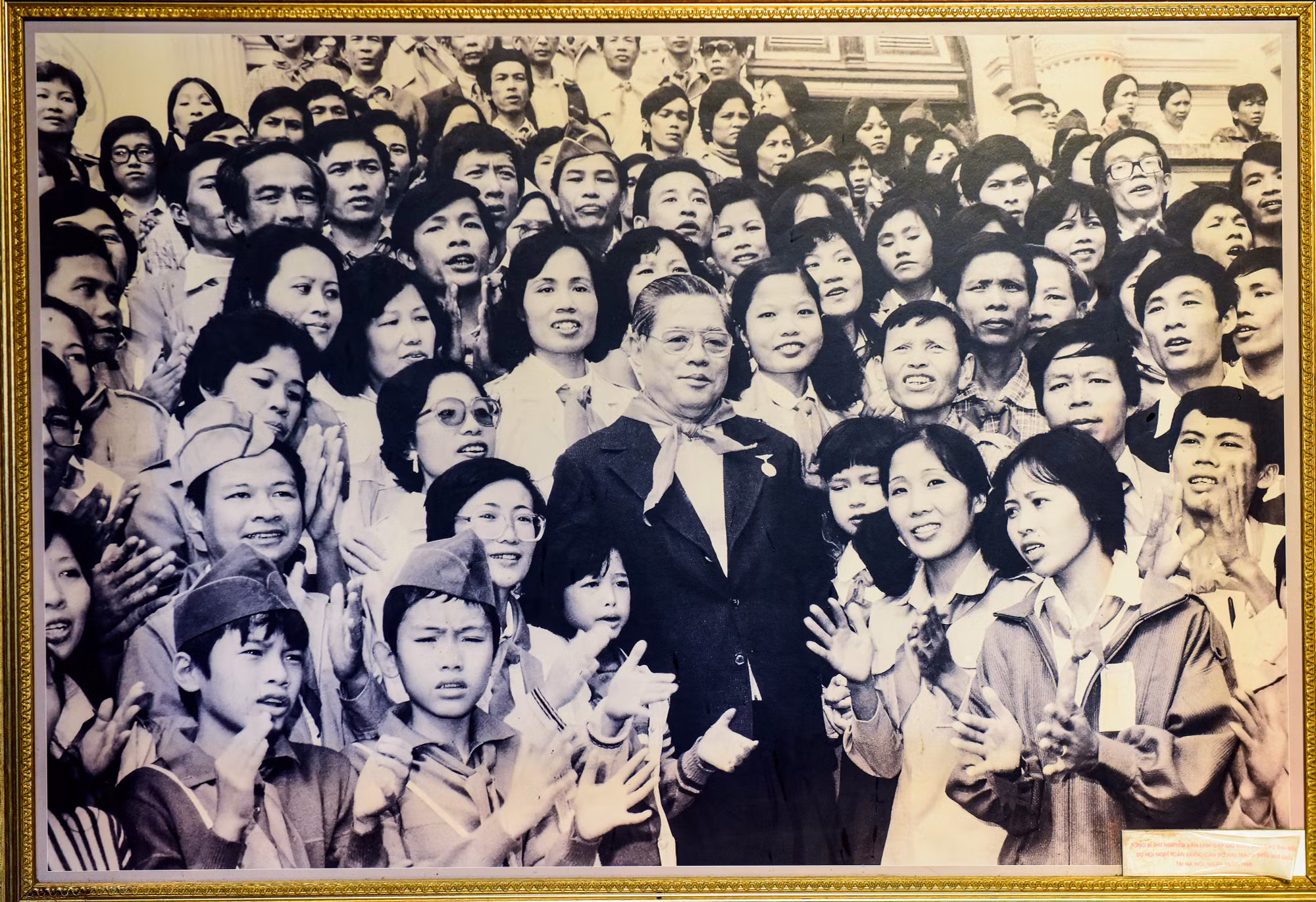 Tổng Bí thư Nguyễn Văn Linh chụp ảnh cùng đại biểu dự Hội nghị toàn quốc cán bộ phụ trách thiếu nhi giỏi tại Hà Nội tháng 11/1988.