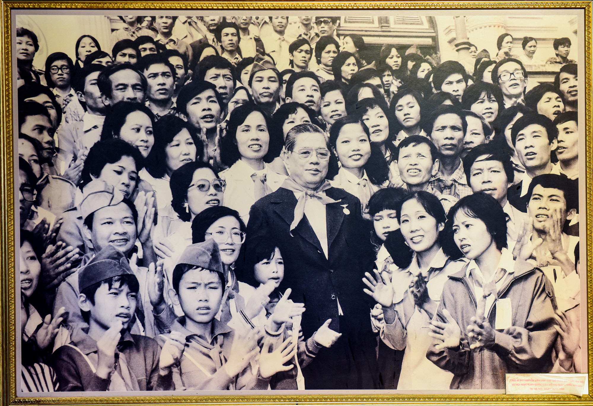 Tổng Bí thư Nguyễn Văn Linh chụp ảnh cùng đại biểu dự Hội nghị toàn quốc cán bộ phụ trách thiếu nhi giỏi tại Hà Nội tháng 11/1988. Tổng Bí thư Nguyễn Văn Linh chụp ảnh cùng đại biểu dự Hội nghị toàn quốc cán bộ phụ trách thiếu nhi giỏi tại Hà Nội tháng 11/1988.