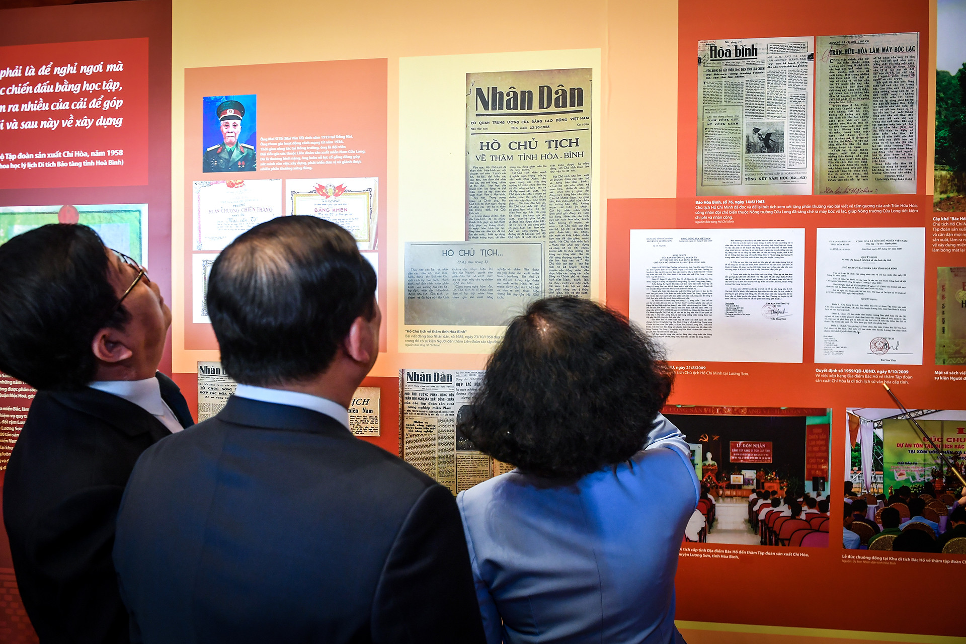 Những bài viết Bác Hồ về thăm tỉnh Hòa Bình trên Báo Nhân Dân được lưu giữ trong không gian trưng bày di tích Bác Hồ. Những bài viết Bác Hồ về thăm tỉnh Hòa Bình trên Báo Nhân Dân được lưu giữ trong không gian trưng bày di tích Bác Hồ.