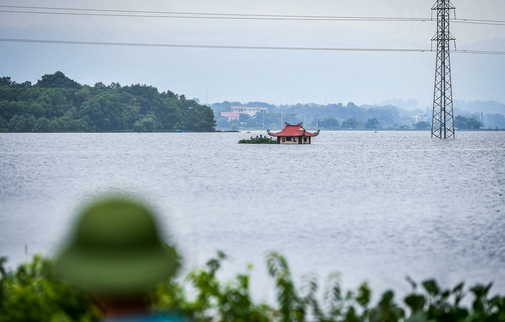 Nước dâng lên đỉnh điểm vào ngày 26/7, nhiều điểm đã ngập rất sâu, có nơi tới gần 2m. Nước dâng lên đỉnh điểm vào ngày 26/7, nhiều điểm đã ngập rất sâu, có nơi tới gần 2m.