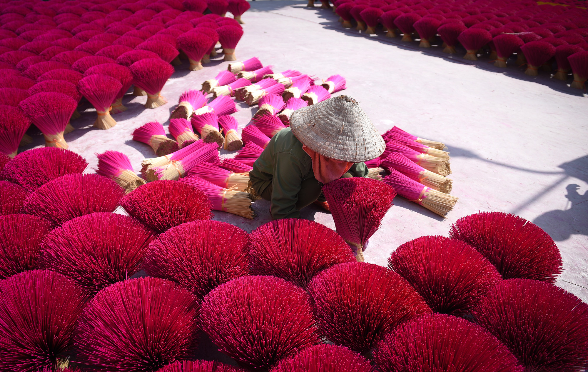 Để chụp được những tấm hình ưng ý, du khách nên lựa chọn những ngày có nắng để ghé thăm làng hương Quảng Phú Cầu.