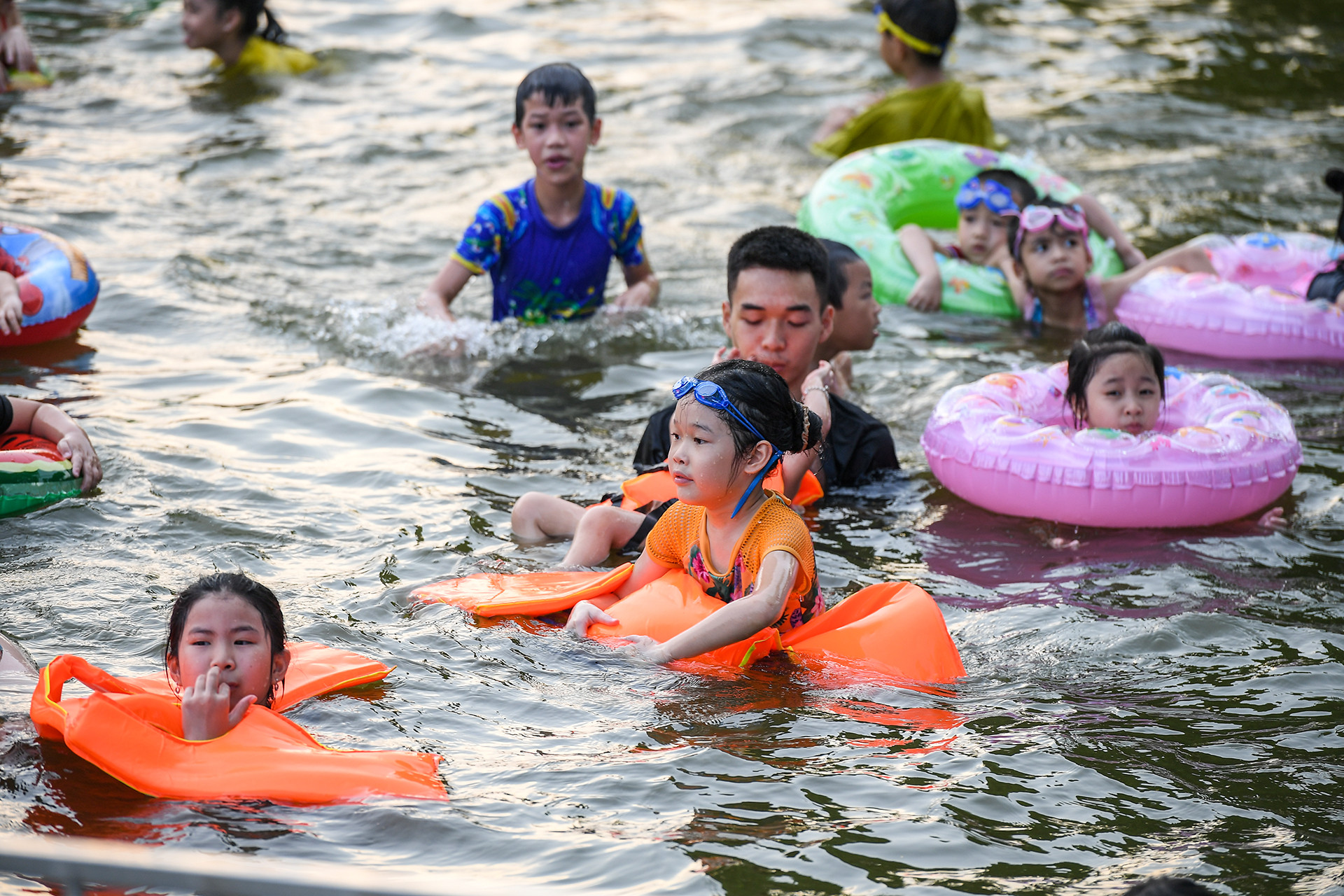 [Ảnh] Biến ao làng thành bể bơi miễn phí cho trẻ ảnh 8