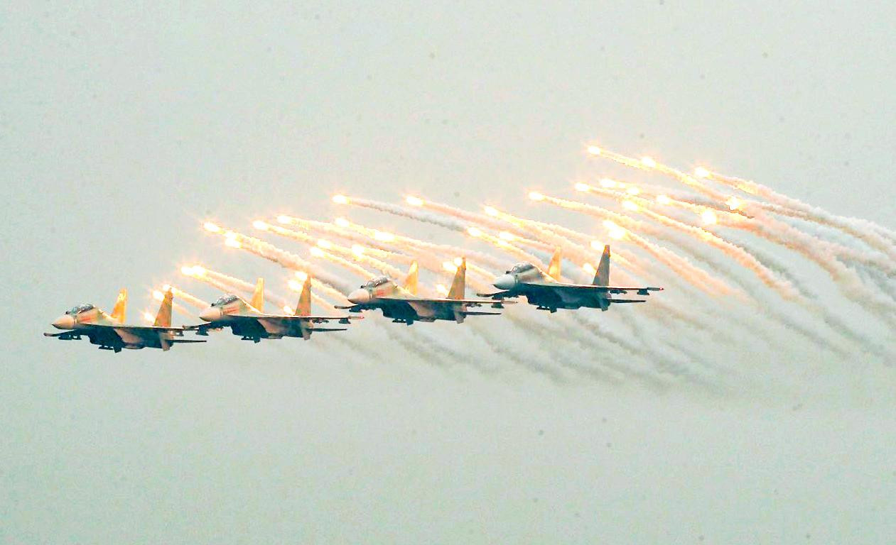 Các phi đội Su-30MK2 bay trình diễn, thả bẫy mồi nhiệt qua khu vực triển lãm.