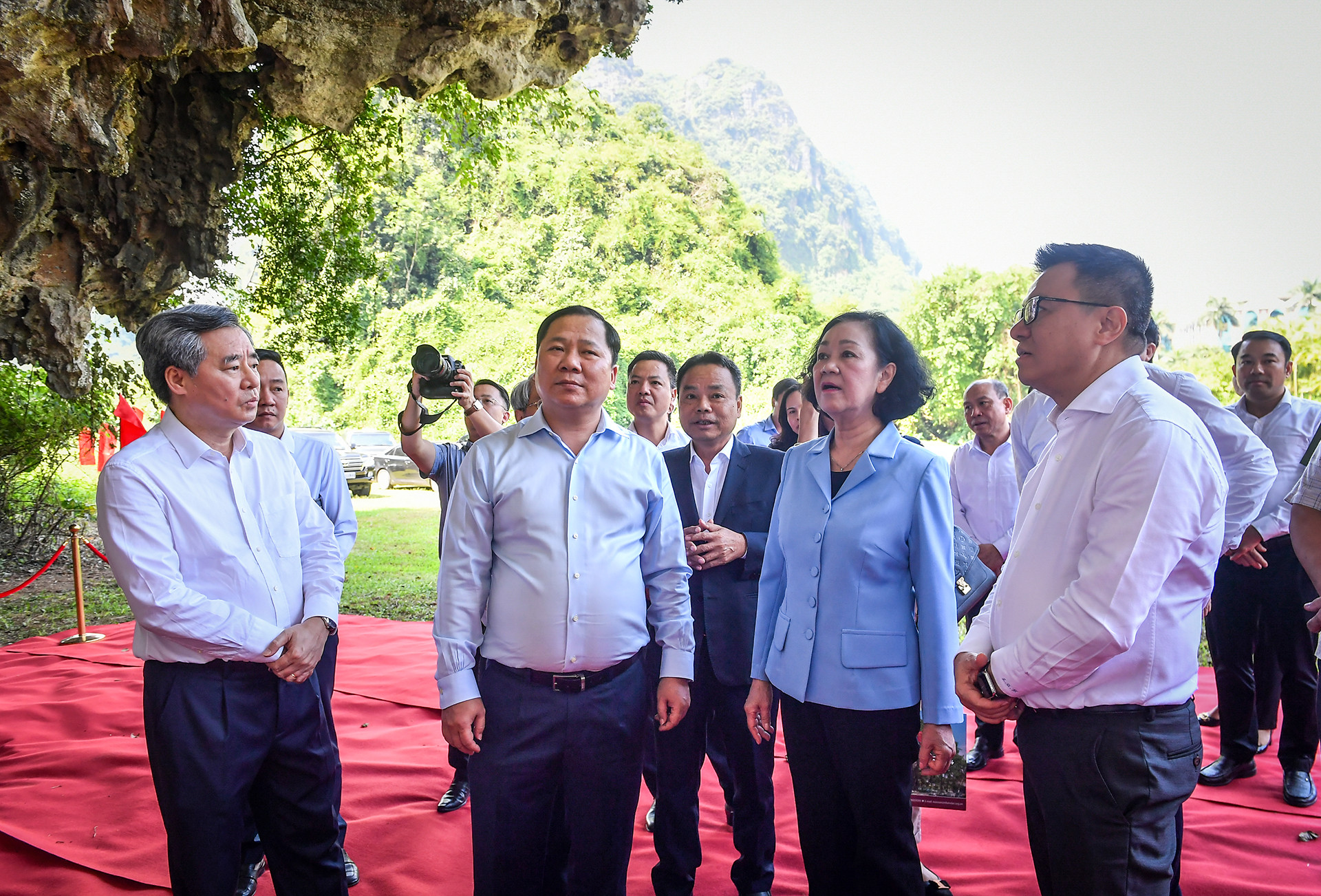 Đồng chí Lê Quốc Minh giới thiệu về hang Nhà báo-Cơ sở A2, Báo Nhân Dân. Đồng chí Lê Quốc Minh giới thiệu về hang Nhà báo-Cơ sở A2, Báo Nhân Dân.