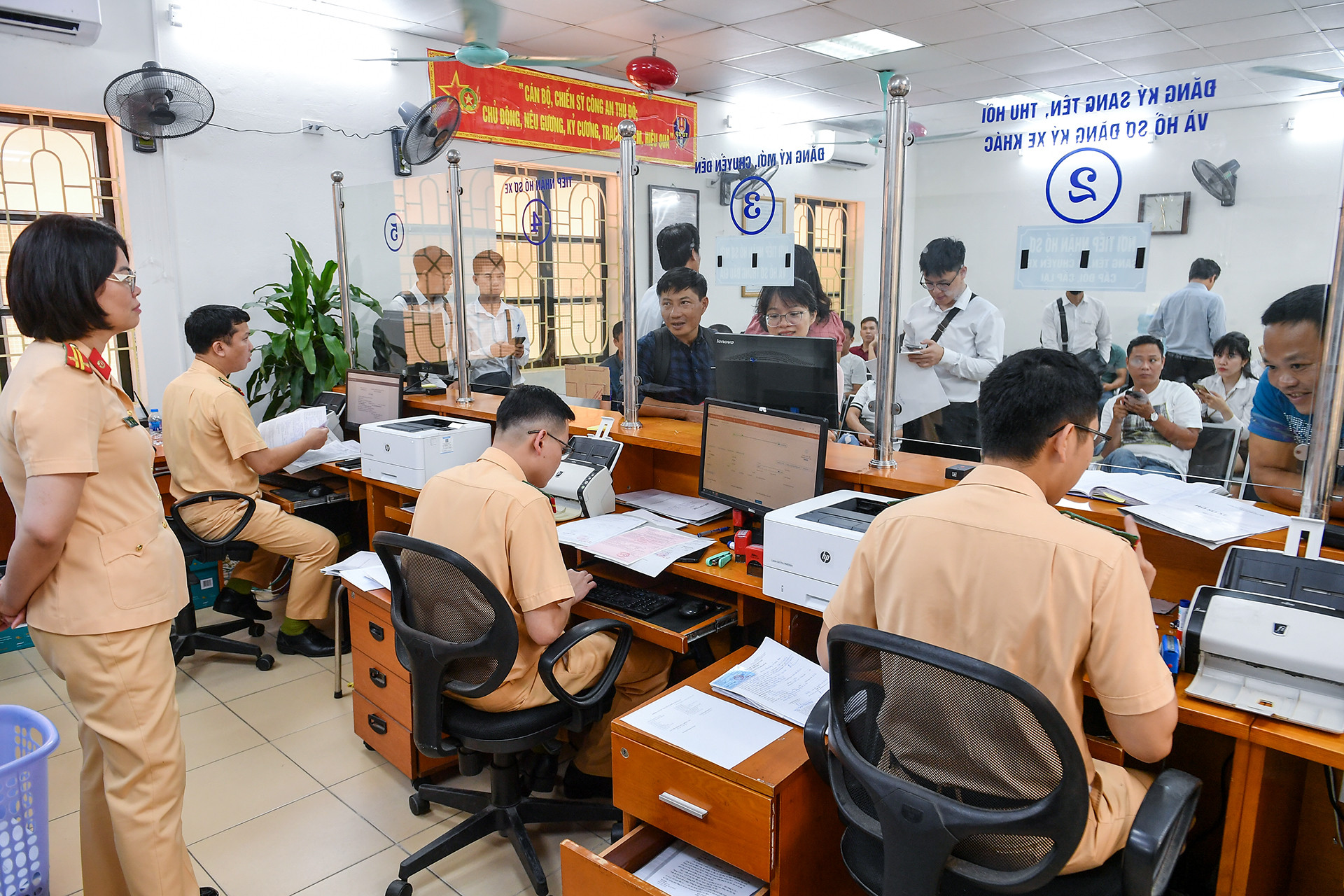 Tại cơ sở đăng ký xe số 1 (phố Thái Hà, quận Đống Đa, Hà Nội) sáng nay cũng có rất đông người đến bấm biển số xe định danh và làm các thủ tục sang tên chính chủ xe thiếu giấy tờ đã mua bán qua nhiều đời, xe mất giấy tờ.