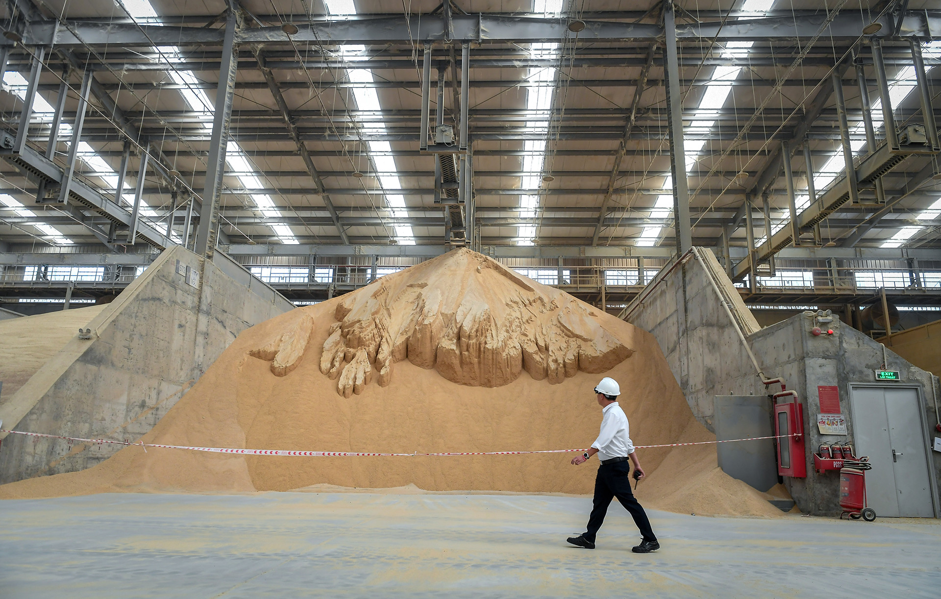 Trong ảnh là kho lúa mỳ và ngô được dùng để chế biến cám cho các "cô bò" sử dụng. Tất cả đều được bảo đảm các yêu cầu kỹ thuật nghiêm ngặt từ đầu vào cho tới quy trình chế biến.