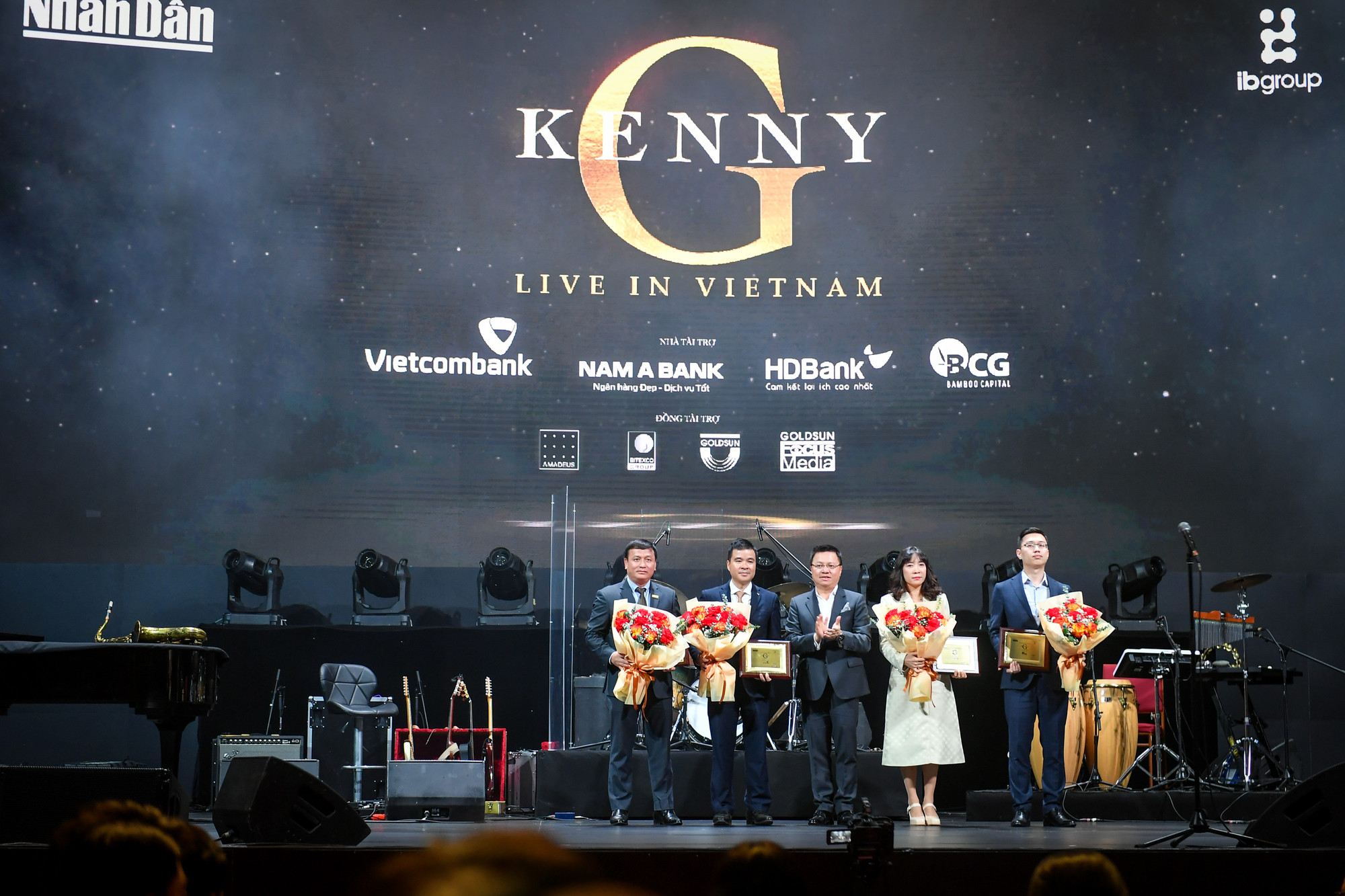 Tại đêm diễn, ông Lê Quốc Minh, Ủy viên Trung ương Đảng, Tổng Biên tập Báo Nhân Dân, Phó Trưởng ban Tuyên giáo Trung ương, Chủ tịch Hội Nhà báo Việt Nam, Trưởng Ban chỉ đạo chương trình Đêm nhạc Kenny G tại Việt Nam đã trao Kỷ niệm chương và hoa lưu niệm cho các đơn vị tài trợ.
