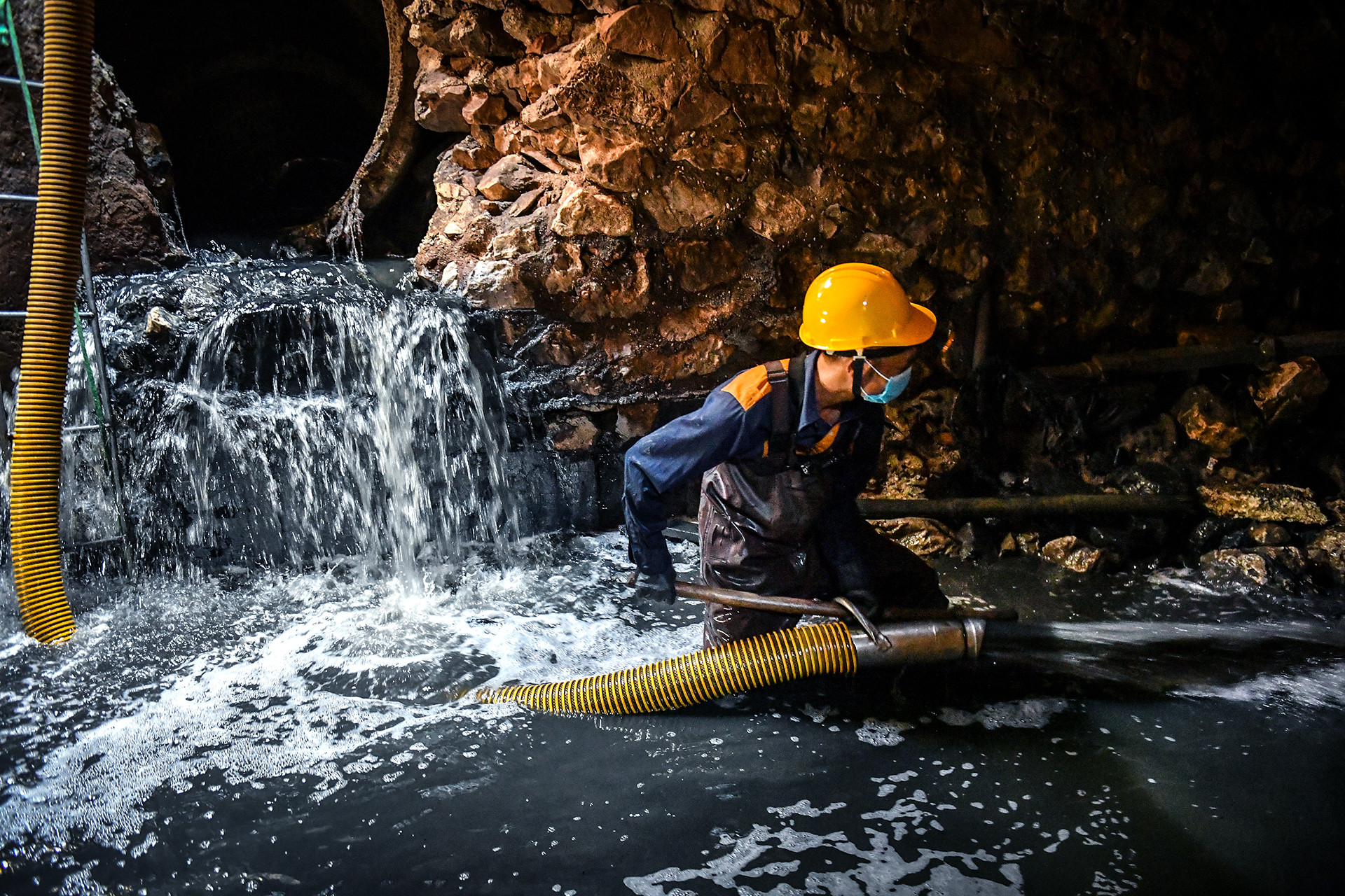 [Ảnh] Một ngày "đội nắng, hút bùn" của công nhân vệ sinh cống ngầm Hà Nội ảnh 12