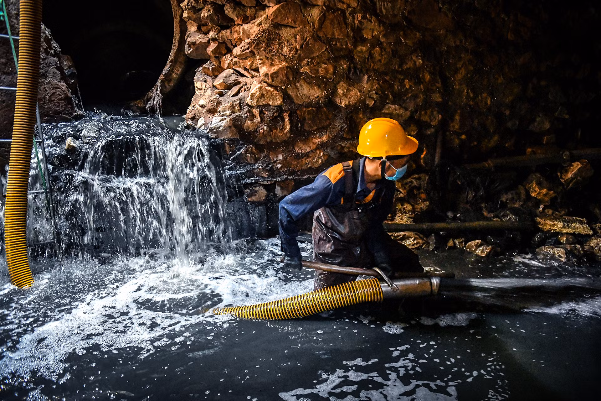 [Ảnh] Một ngày "đội nắng, hút bùn" của công nhân vệ sinh cống ngầm Hà Nội ảnh 12