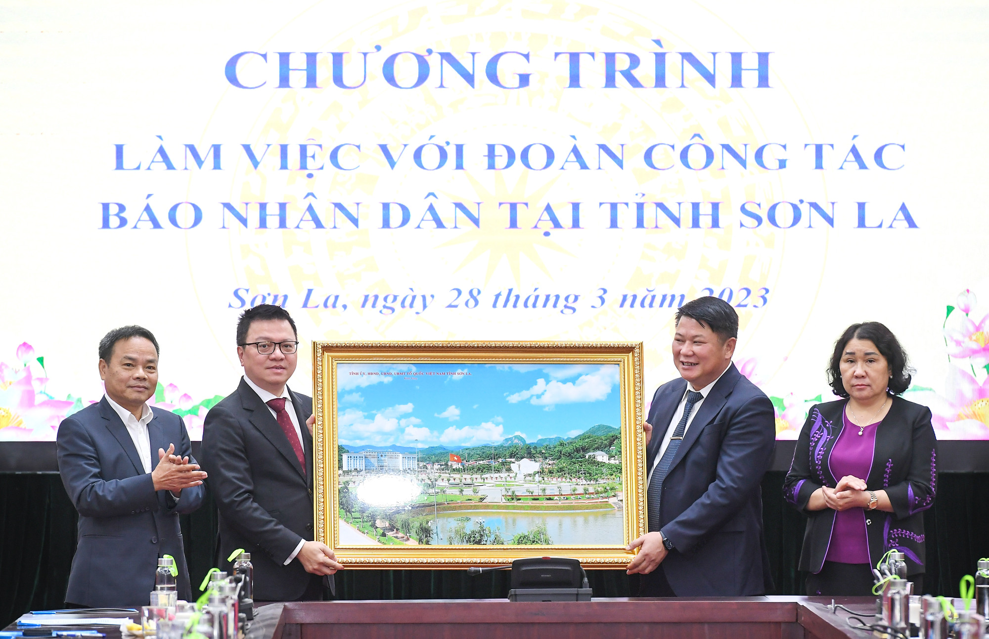 Tỉnh Sơn La tặng quà lưu niệm Đoàn công tác Báo Nhân dân.