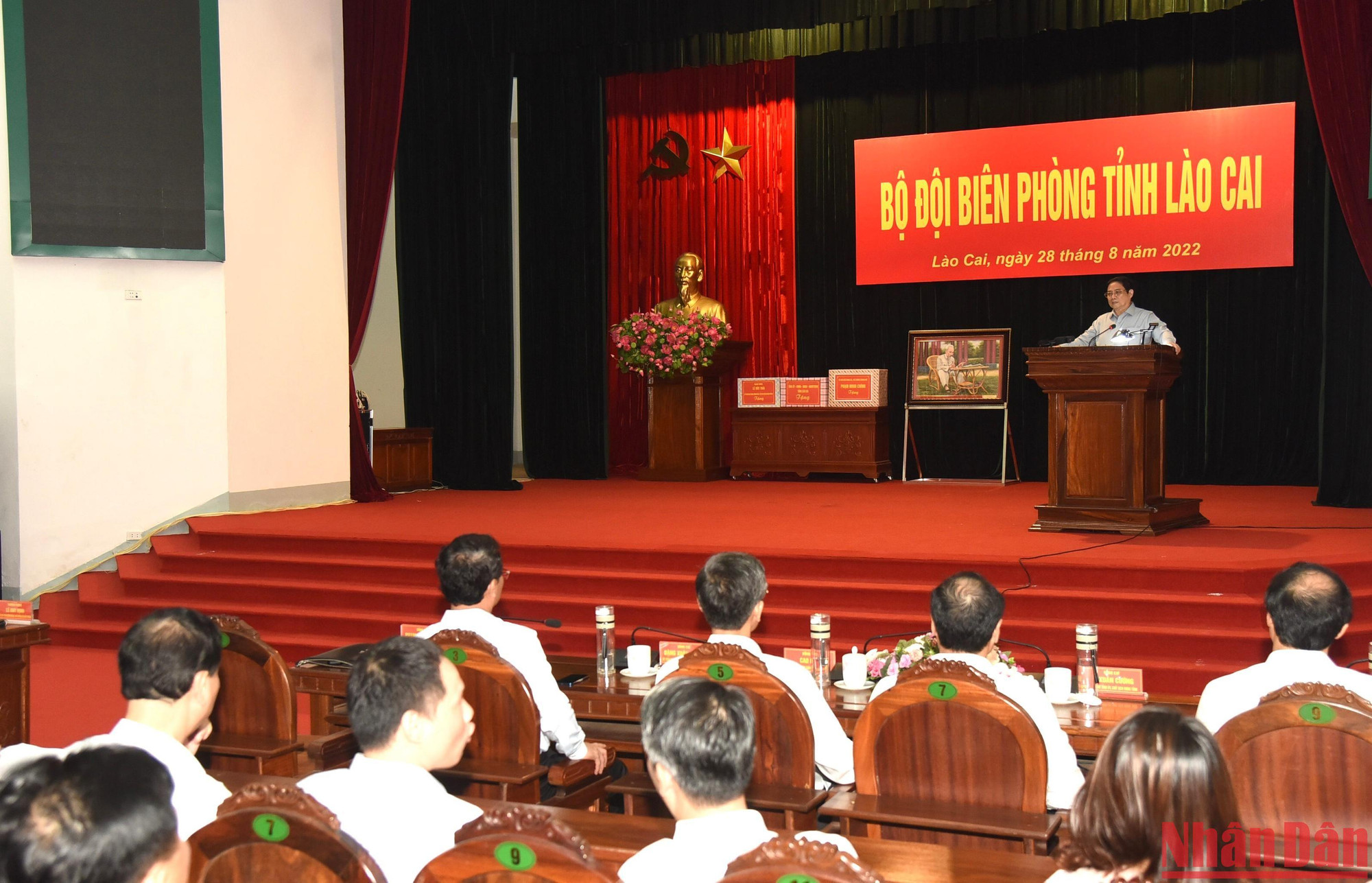 Thủ tướng đề nghị Bộ đội Biên phòng Lào Cai tiếp tục triển khai thực hiện có hiệu quả các nhiệm vụ quân sự, quốc phòng, công tác biên phòng, trọng tâm là Nghị quyết số 33-NQ/TW của Bộ Chính trị về Chiến lược bảo vệ biên giới quốc gia...