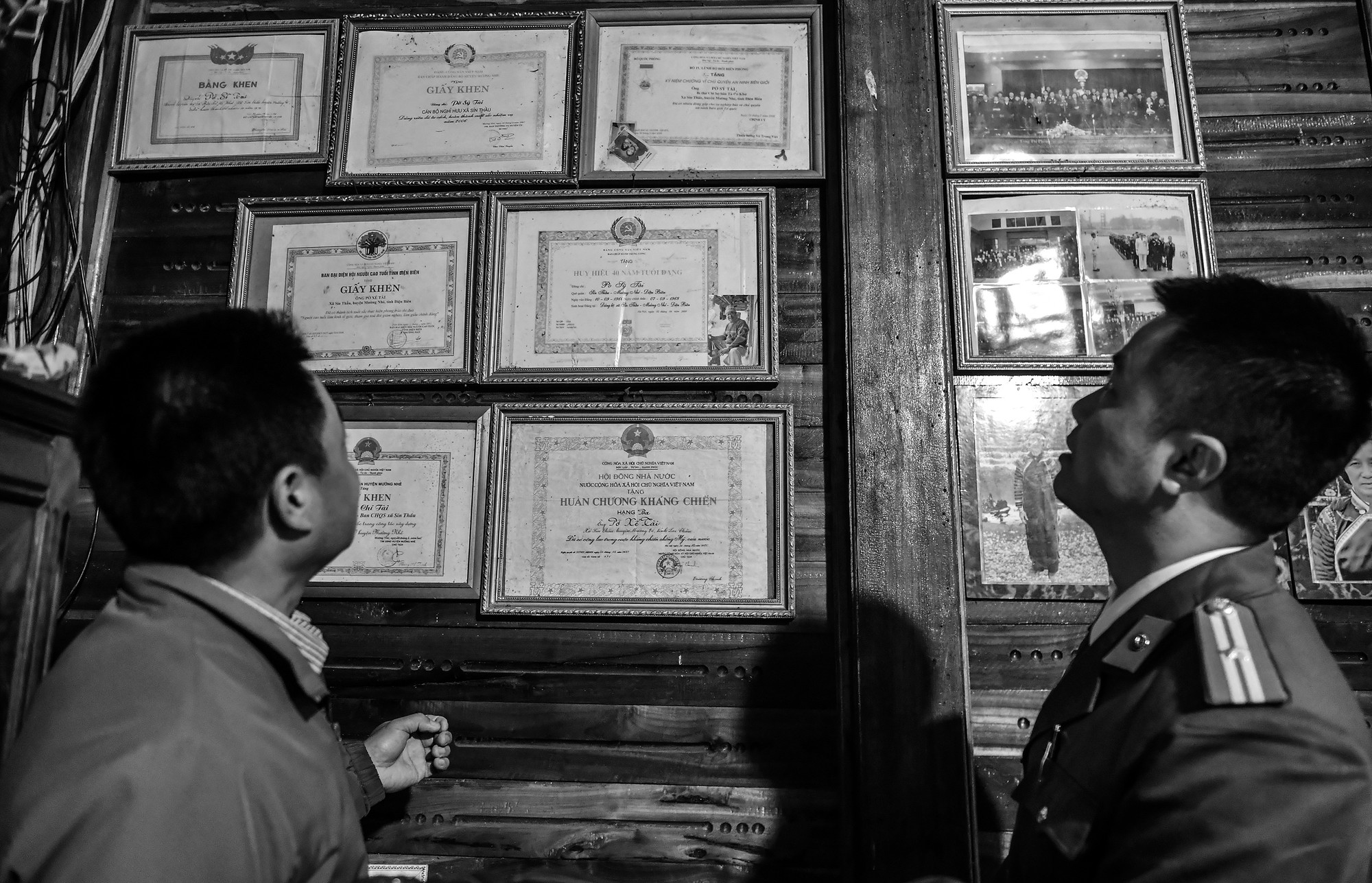 Trong căn nhà cũ, những hiện vật của người Trưởng ban Công an xã anh hùng đầu tiên của Tây Bắc vẫn được lưu giữ vô cùng trang trọng.