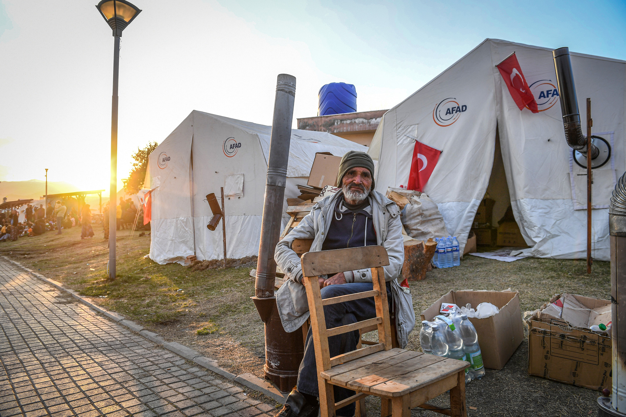 Một người đàn ông Thổ Nhĩ Kỳ hằng ngày vẫn bắc ghế trước cửa lều mắt nhìn về khu nhà đã đổ sập của mình. Những ký ức kinh hoàng về cơn đại địa chấn vẫn khiến ông bàng hoàng.