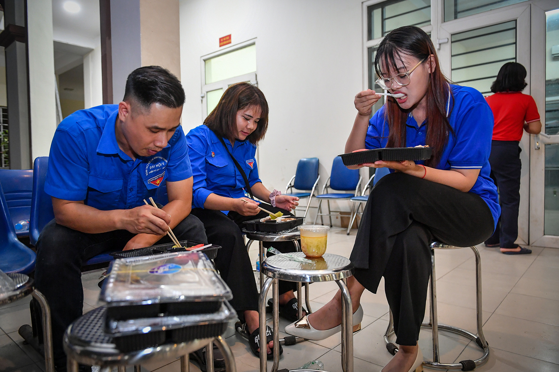 Các bạn trẻ Đoàn viên Thanh niên hỗ trợ công tác tiếp nhận ủng hộ tại Ủy ban nhân dân phường Khương Đình bây giờ mới tạm nghỉ để ăn suất cơm.