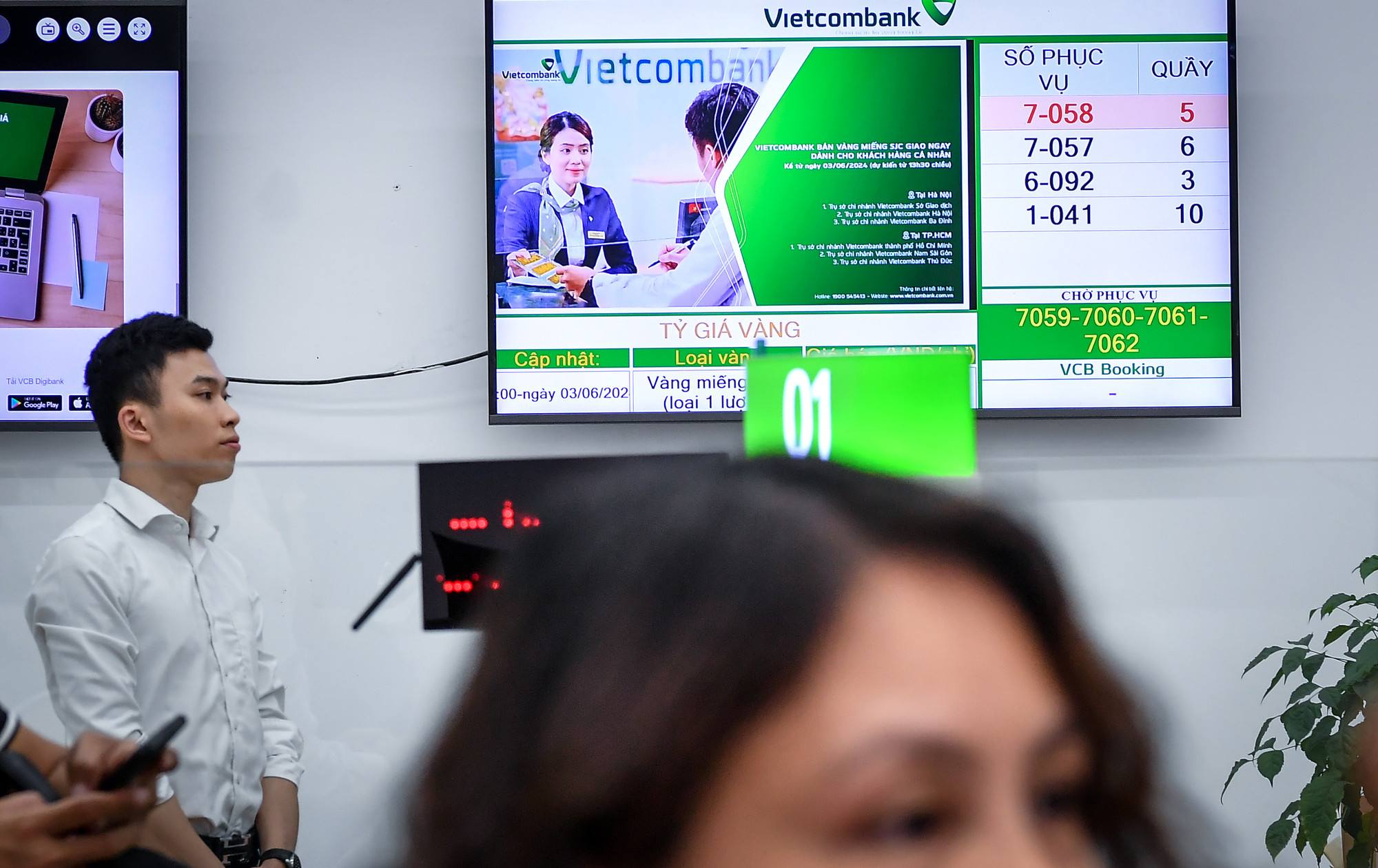 Mới trong ngày đầu tiên nhưng đã có hơn 7.000 người đăng ký chờ mua vàng tại ngân hàng Vietcombank.