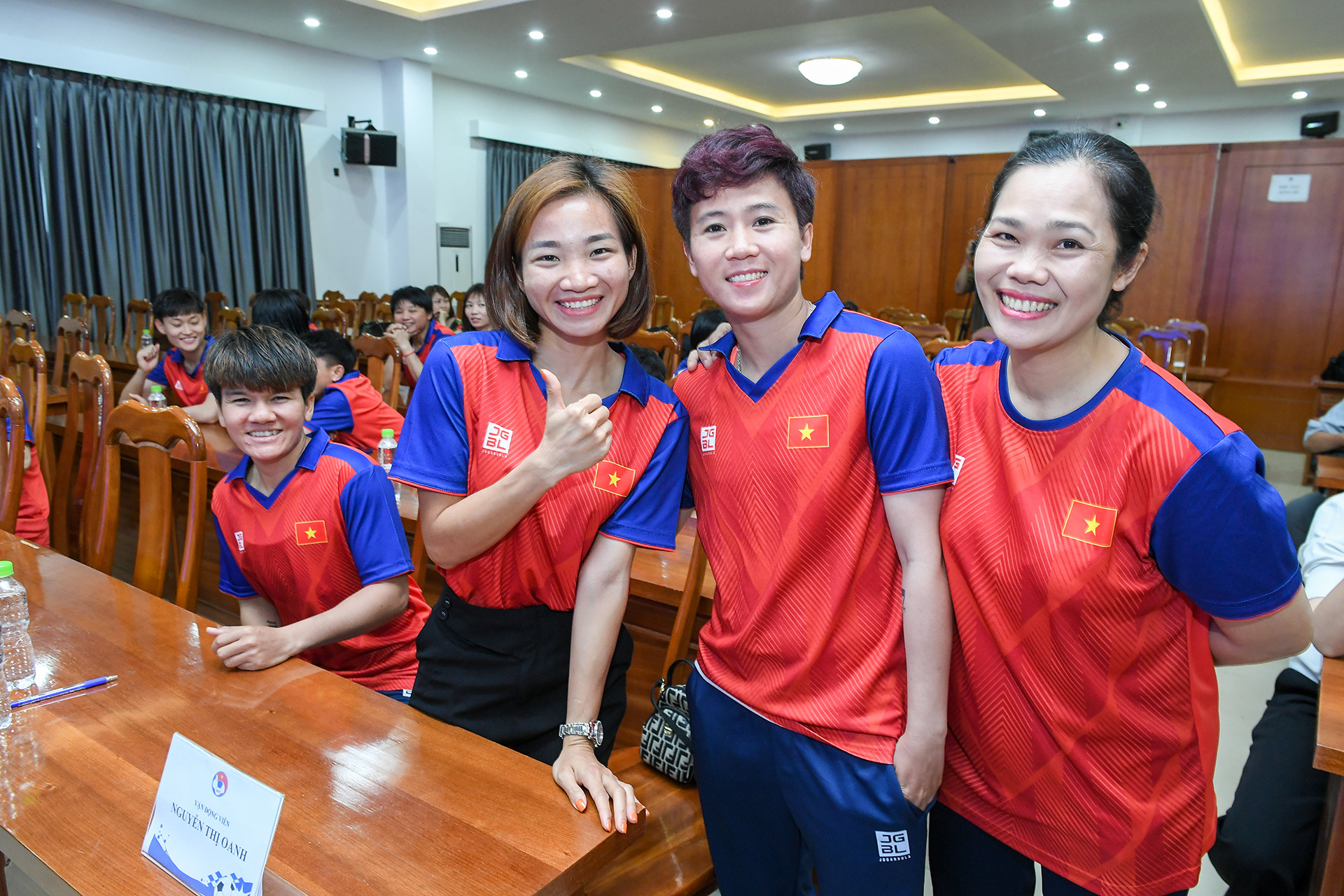 "Oanh ỉn" vui vẻ chụp ảnh cùng các cô gái Vàng bóng đá nữ Việt Nam, các vận động viên đều dành cho nhau sự ngưỡng mộ và khâm phục. "Oanh ỉn" vui vẻ chụp ảnh cùng các cô gái Vàng bóng đá nữ Việt Nam, các vận động viên đều dành cho nhau sự ngưỡng mộ và khâm phục.